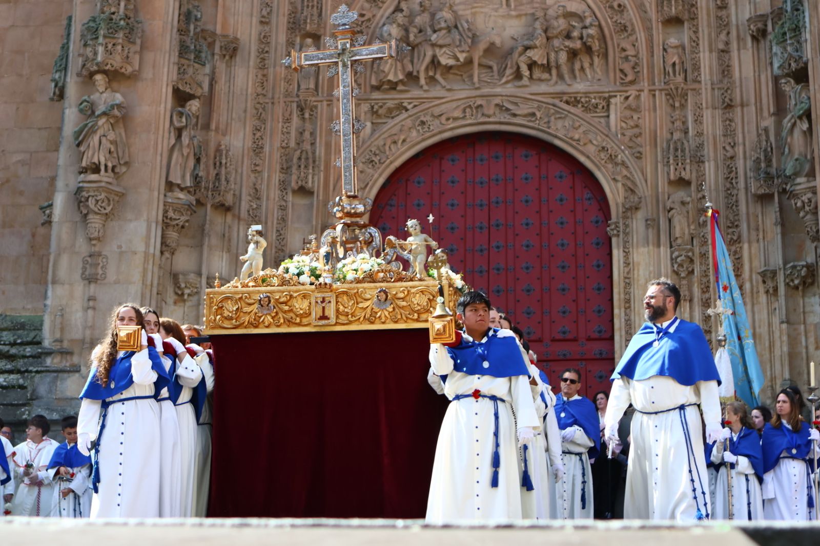 Procesión del encuentro de Nuestra Señora de la Alegría y Jesús Resucitado en el Domingo de Resurrección en Salamanca