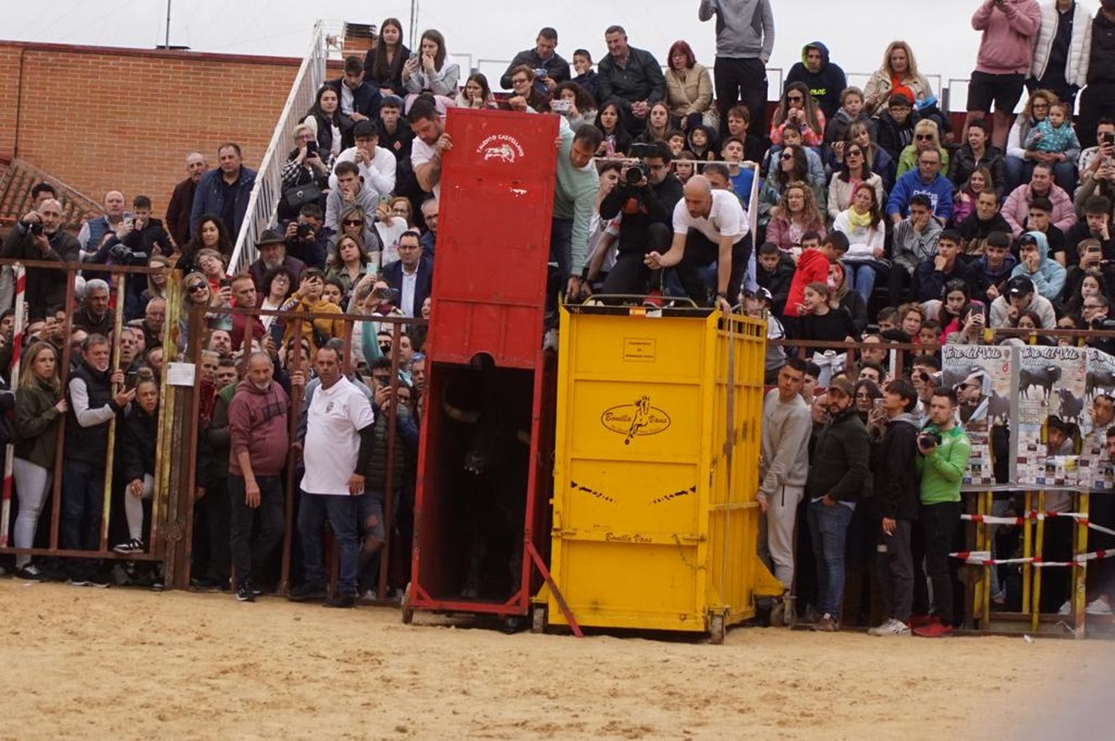 ambiente-y-participacion-durante-el-toro-del-voto-en-villoria-suelta-de-dos-toros-del-cajon-foto-juanes-13