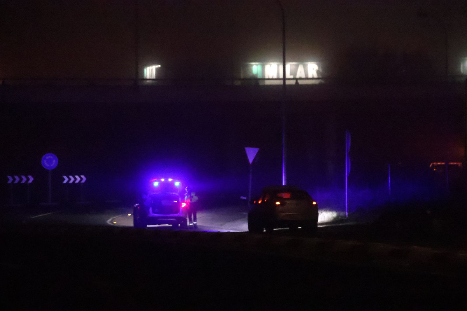 Colisión entre dos turismos en la rotonda del Helmántico