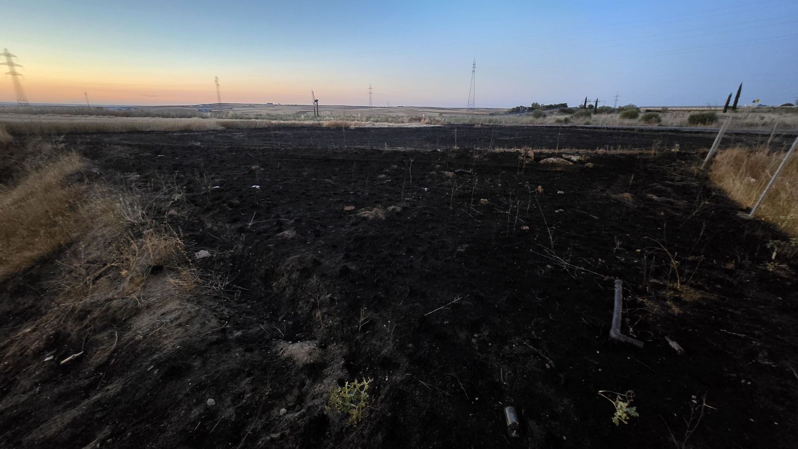 Incendio de pasto en los entornos de una nave con maquinaria en el polígono de Villares de la Reina
