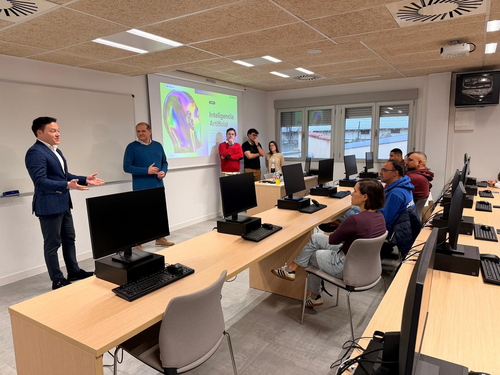 El concejal de Promoción Económica, Pedro Martínez, visita los talleres de introducción a la IA impartidos por Stemia para centros de Formación Profesional