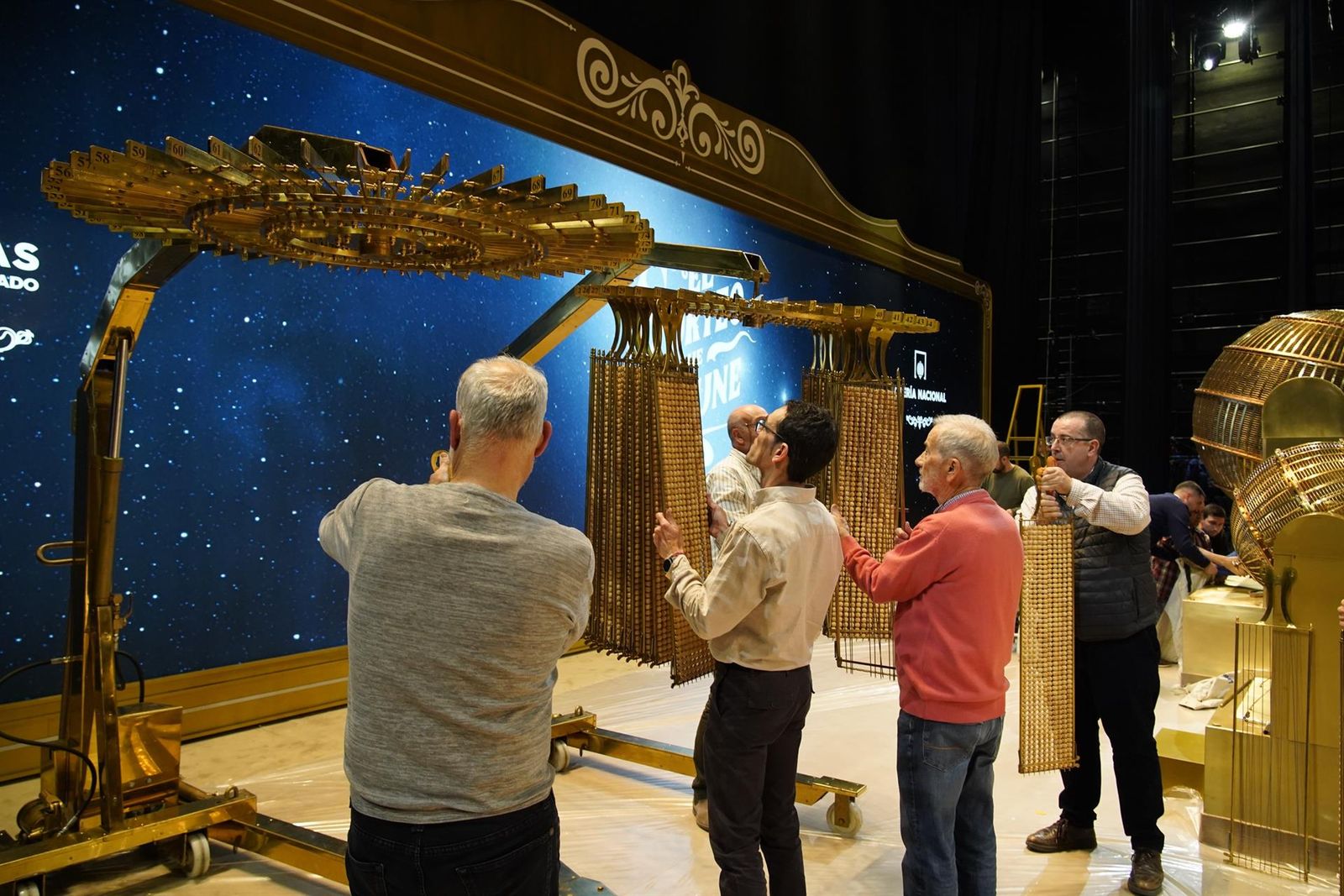 Trabajadores de Loterías ultiman los preparativos del Sorteo de Navidad 2024, a 21 de diciembre de 2024. EP