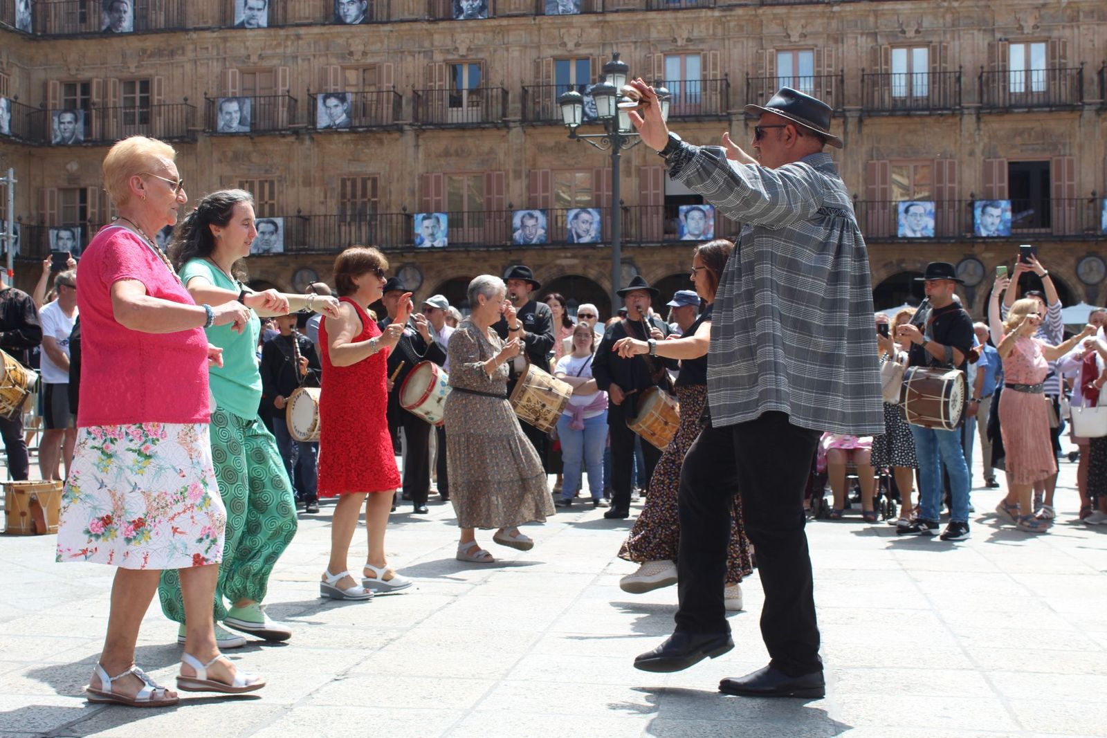 Grupos de música folklore en la Plaza Mayor