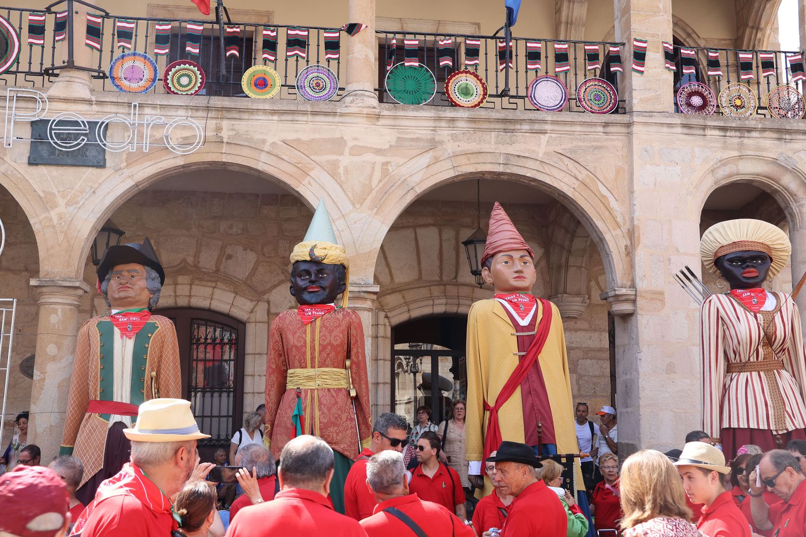 Pasacalles de Gigantes y Gigantillas (1).jpg