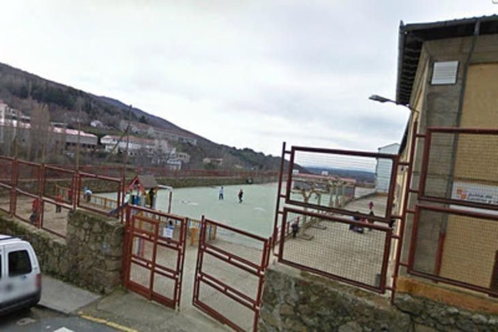 Los patios de los colegios abrirán durante el verano