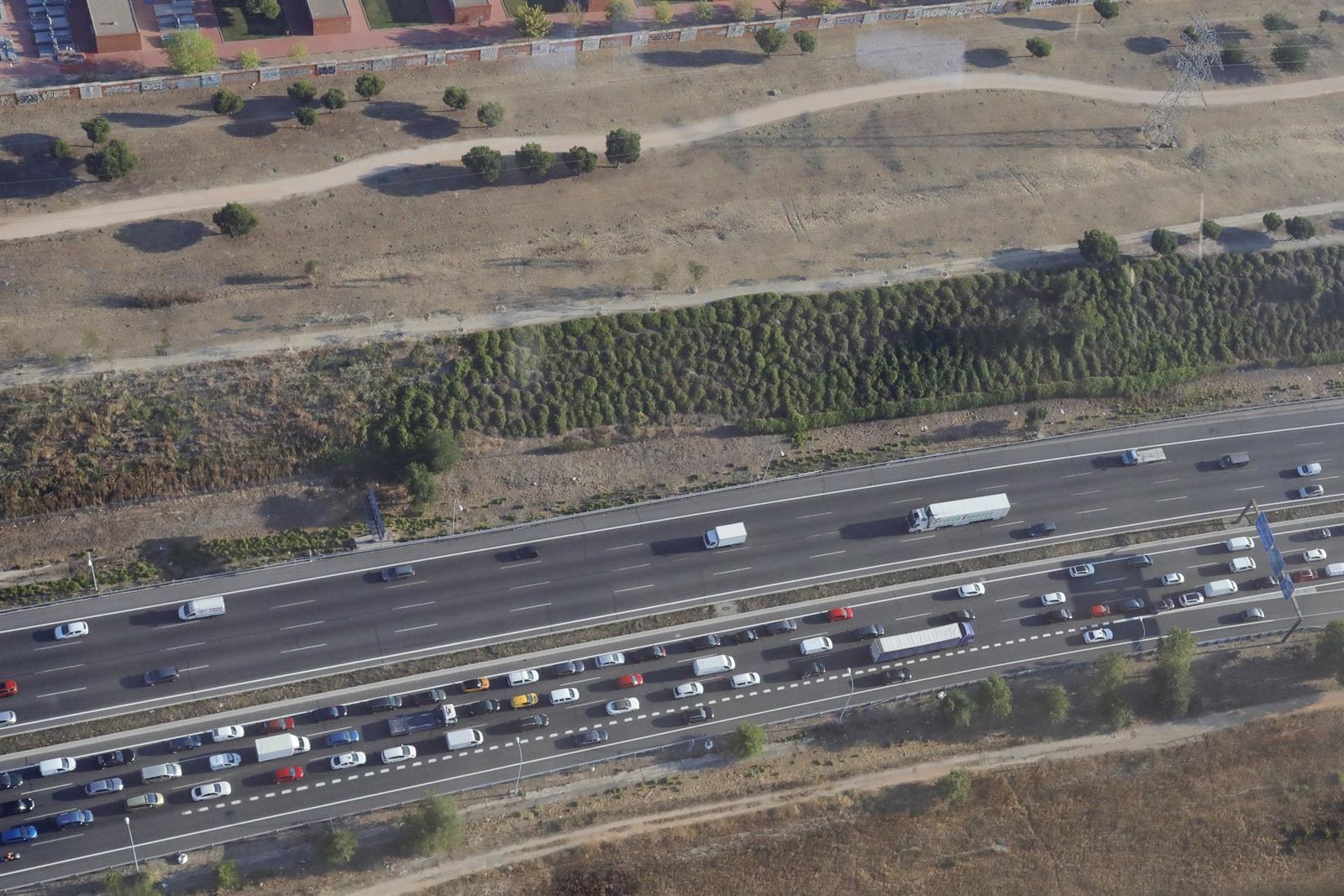 Vista de los vehículos desde uno de los helicópteros Pegasus de la DGT.   Jesús Hellín   Europa Press   Archivo