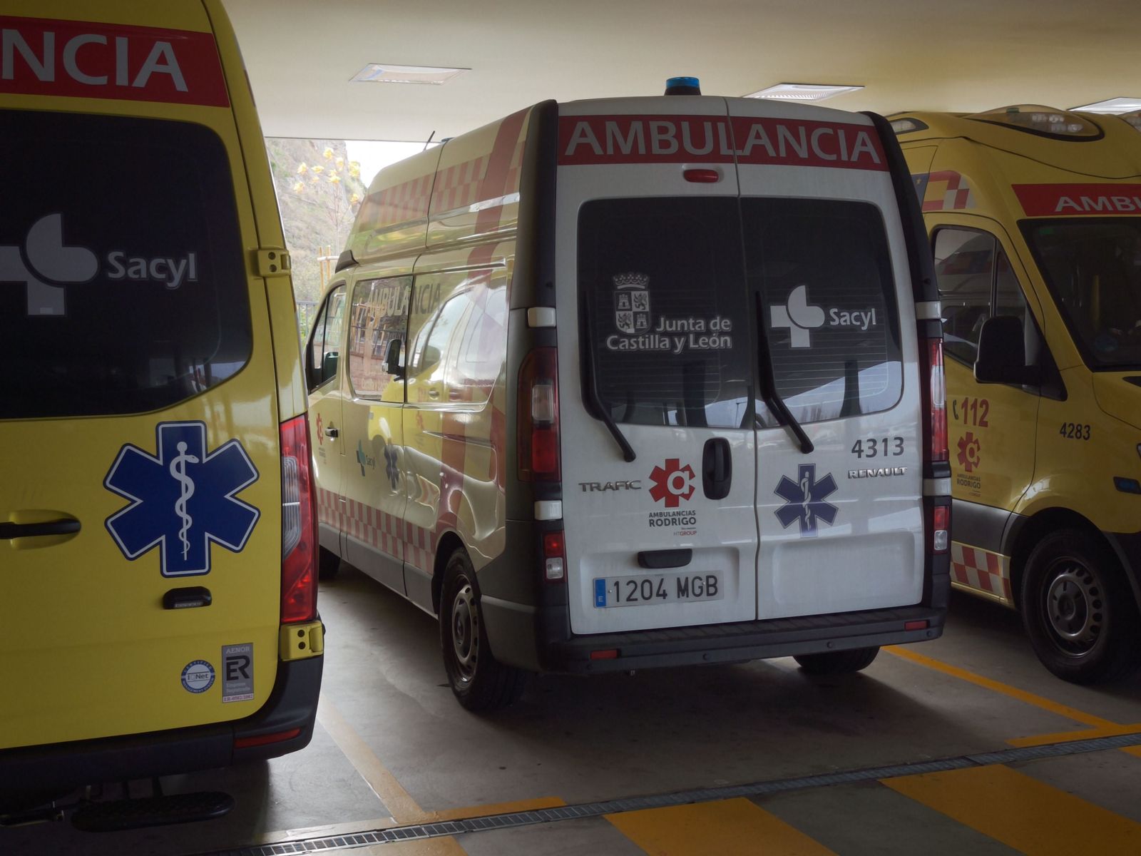 Ambulancias y ambulancia en el hospital de Salamanca. Archivo. Ambulancias y ambulancia en el hospital de Salamanca. Archivo.
