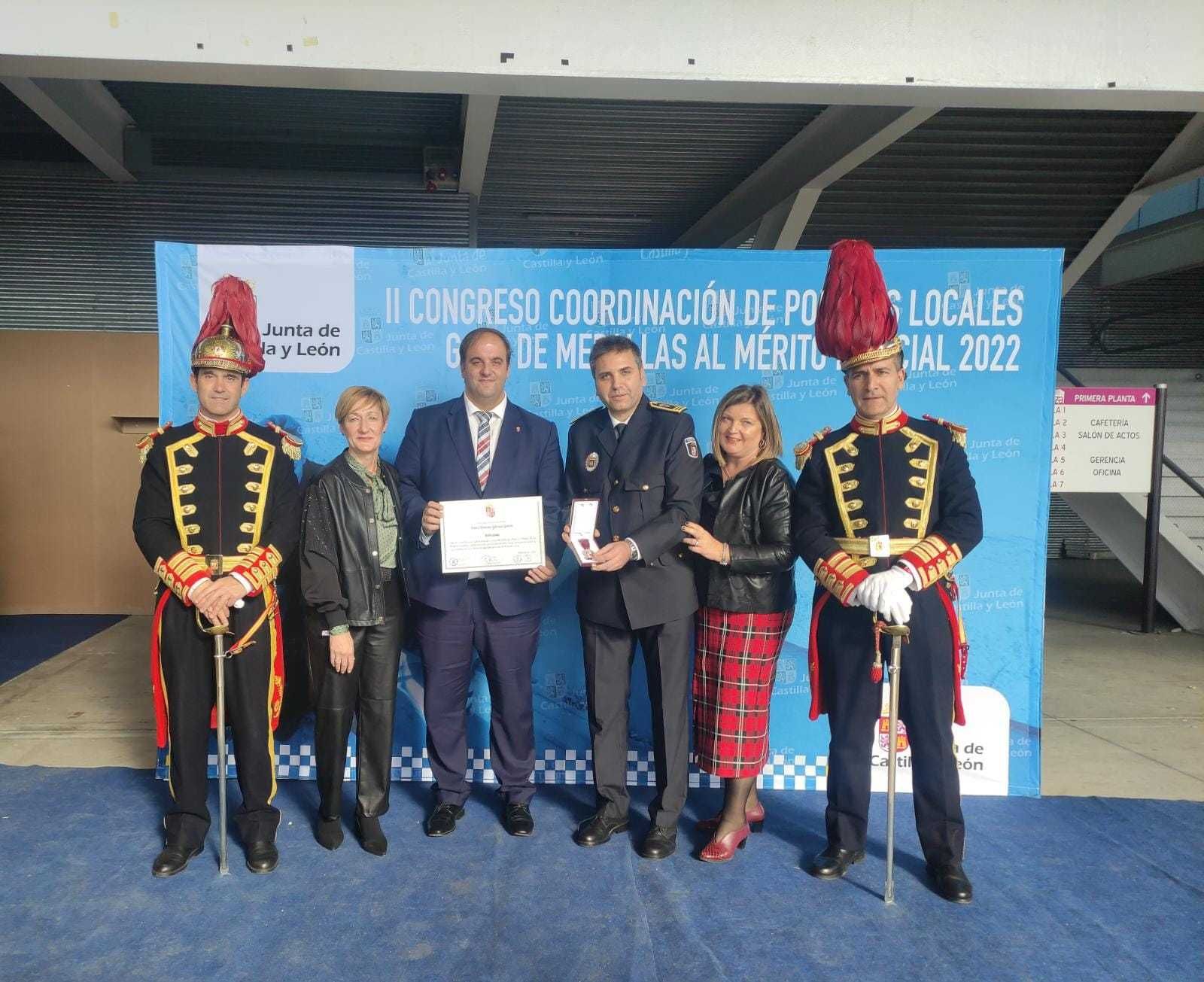 El subinspector del Cuerpo de Policía Local de Guijuelo, Clemente Iglesias, recibe la medalla de plata al mérito policial