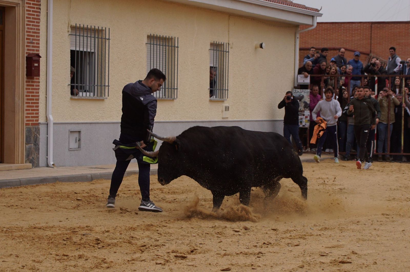 ambiente-y-participacion-durante-el-toro-del-voto-en-villoria-suelta-de-dos-toros-del-cajon-foto-juanes-32