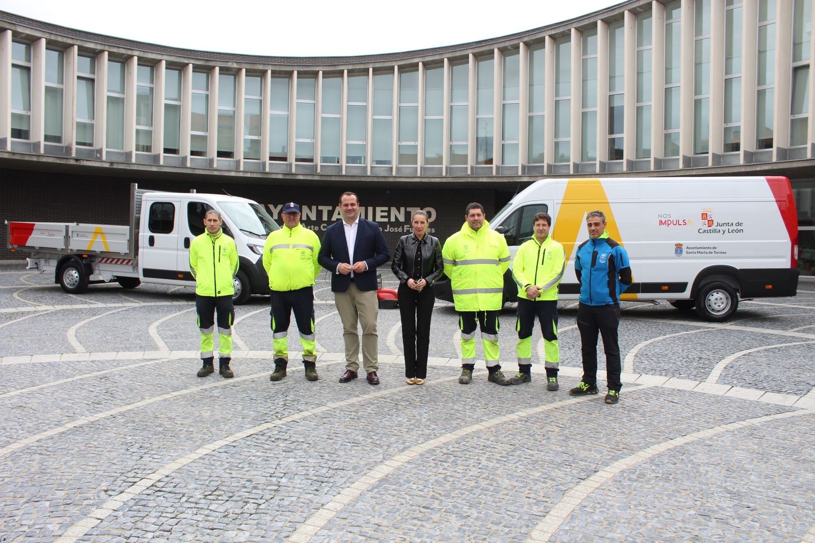 Presentación de los nuevos vehículos de servicios de Santa Marta.
