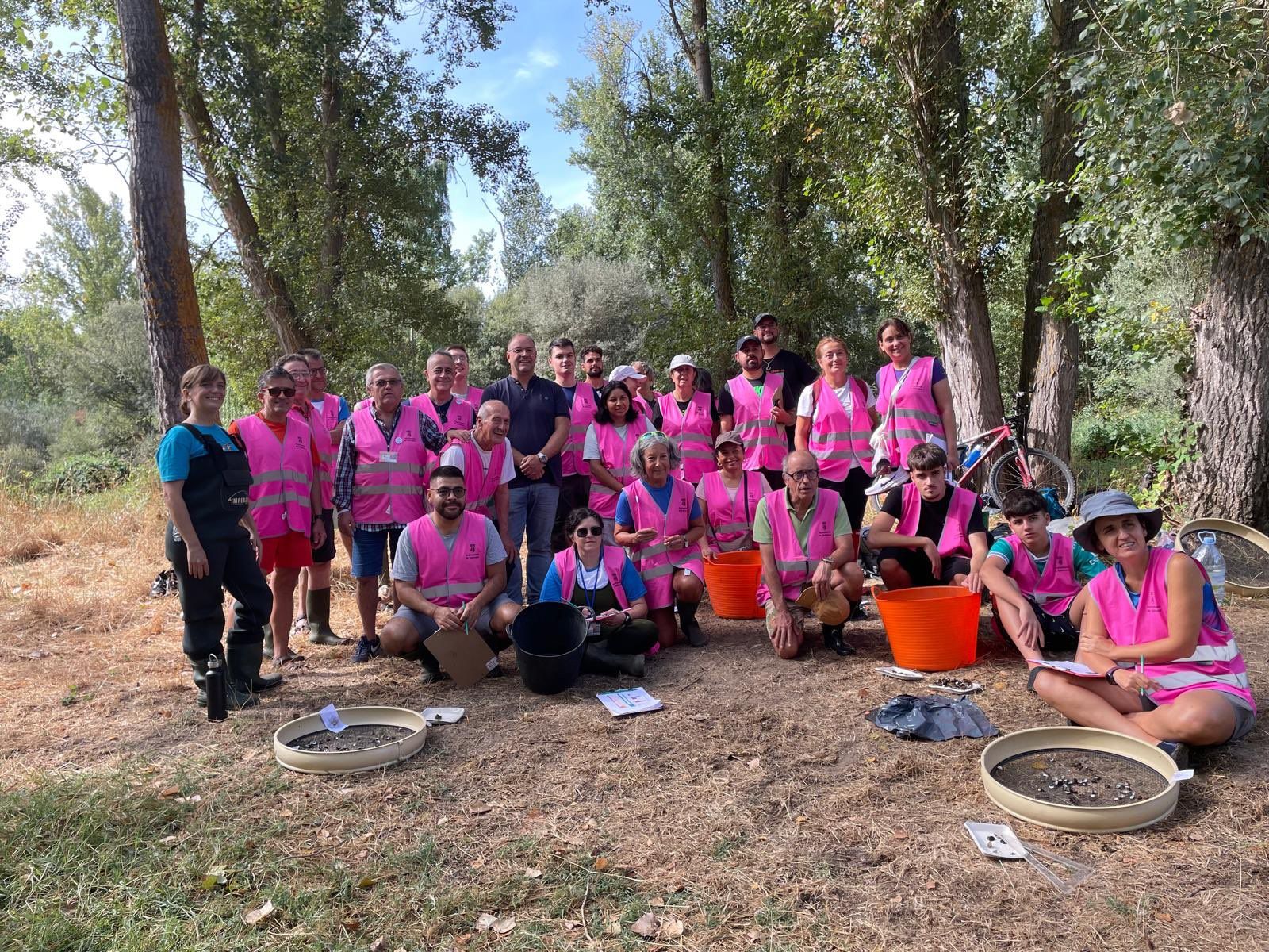 Voluntarios se suman en La Aldehuela a la lucha contra la almeja asiática
