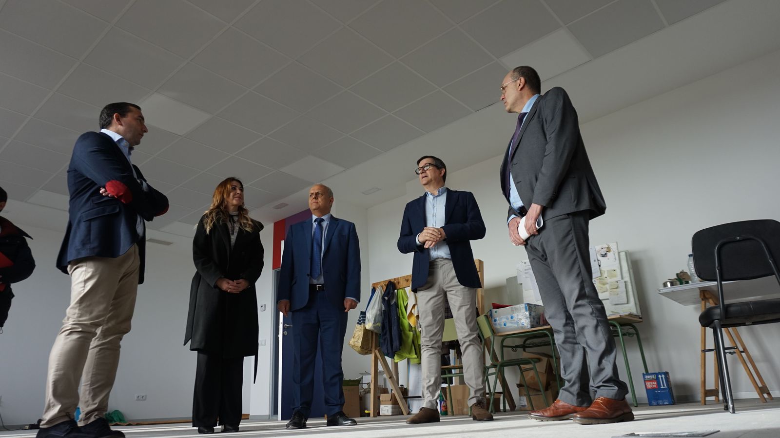 el-director-general-de-centros-e-infraestructuras-jose-migel-saez-visita-la-ultima-fase-al-ceip-maria-moliner-de-castellanos-de-moriscos-19