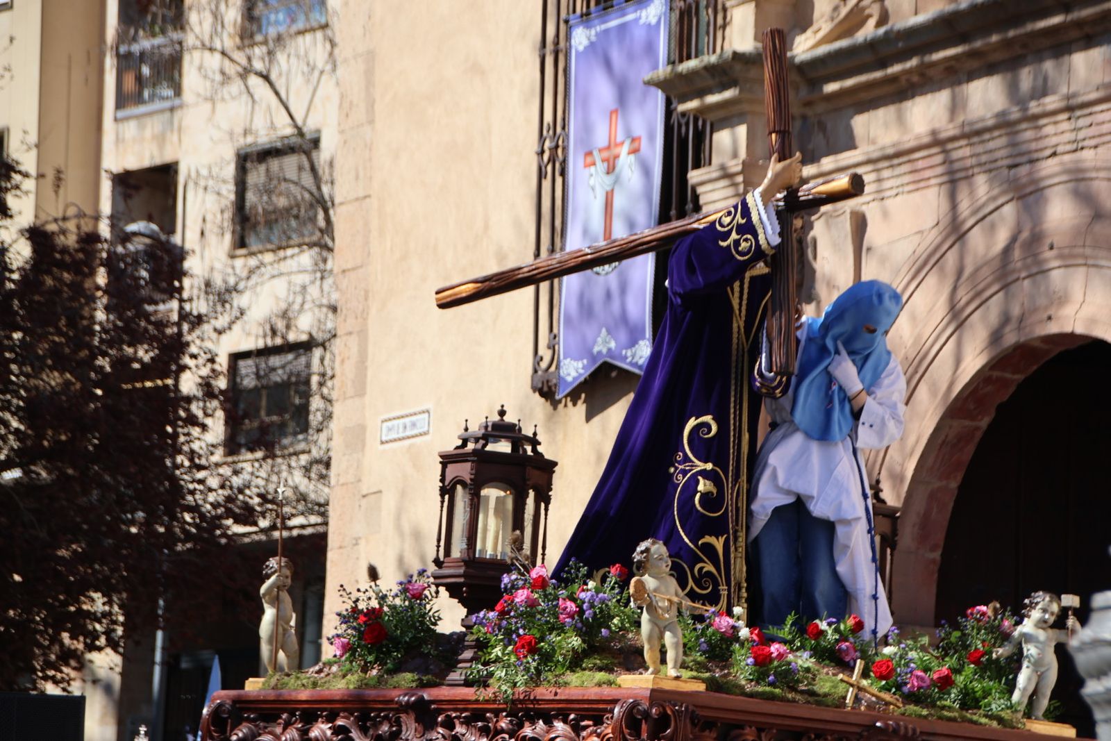La devoción por el Santo Entierro llena de fe y pasión las calles de Salamanca