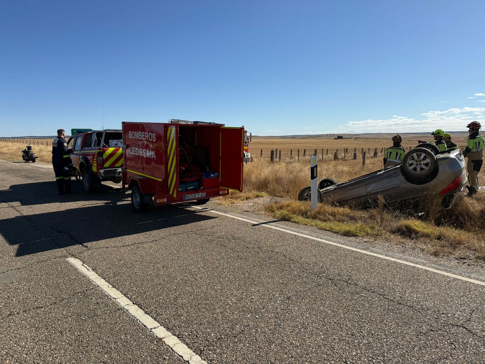 Así ha quedado el vehículo volcado en Ledesma con presencia de los bomberos de Ledesma