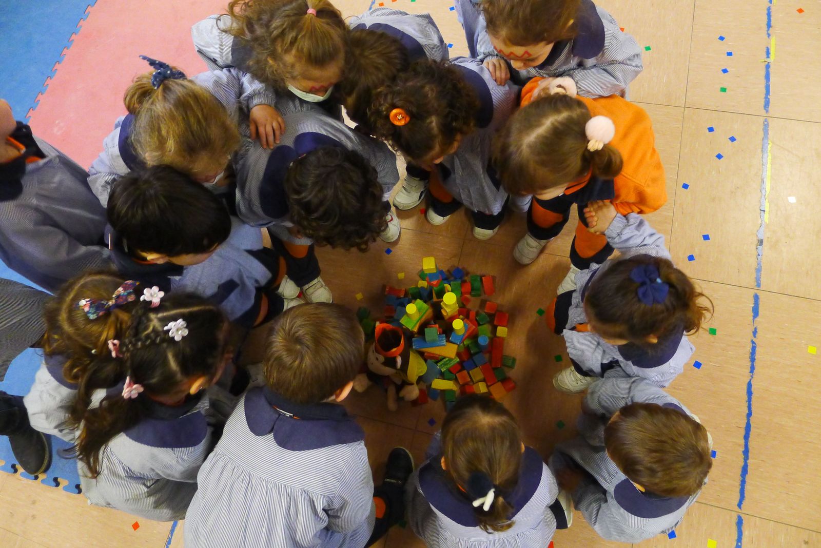 Un grupo de niños en una clase Un grupo de niños en una clase