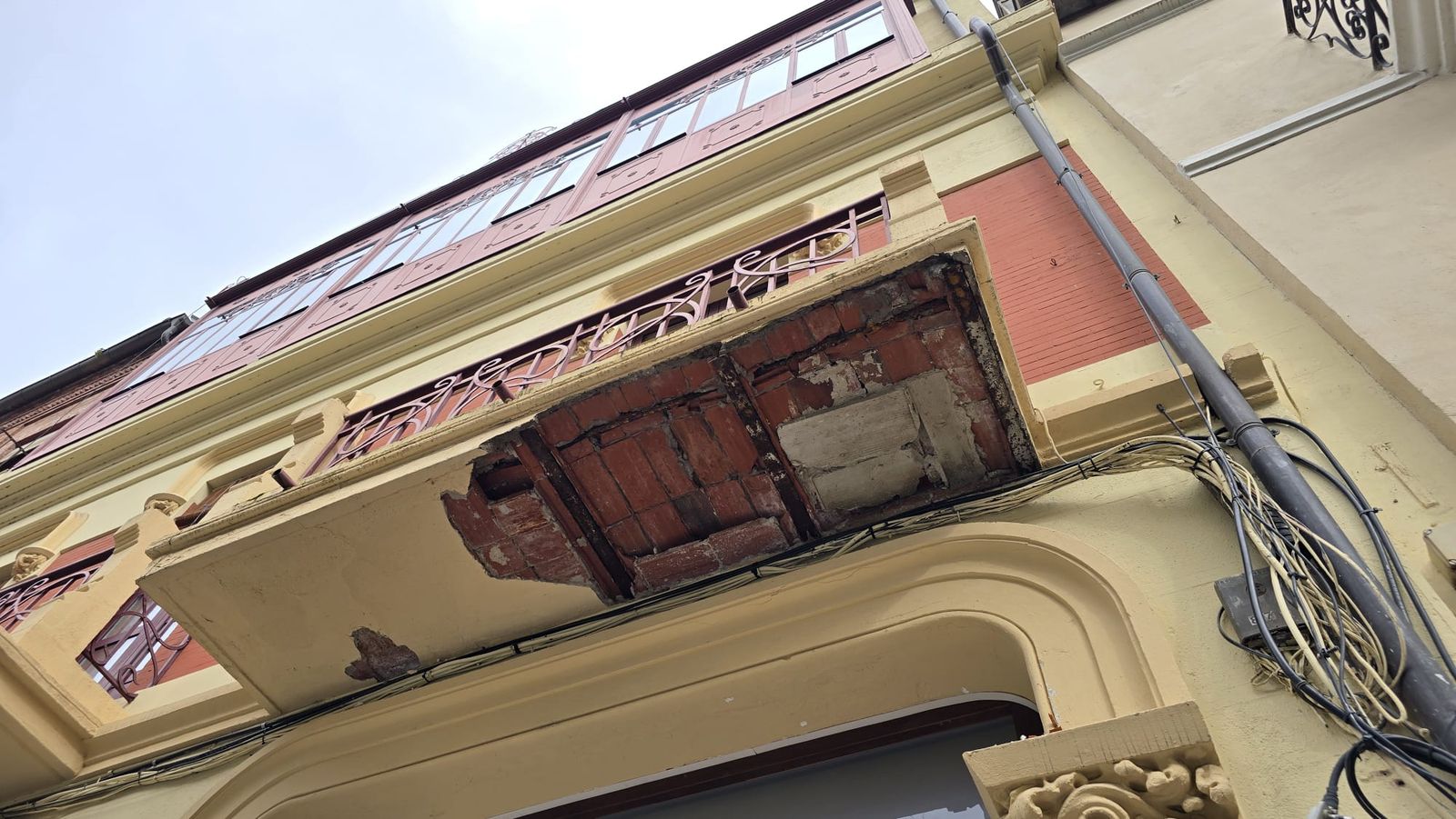 Se desprende parte de la base de un balcón en la calle Palominos