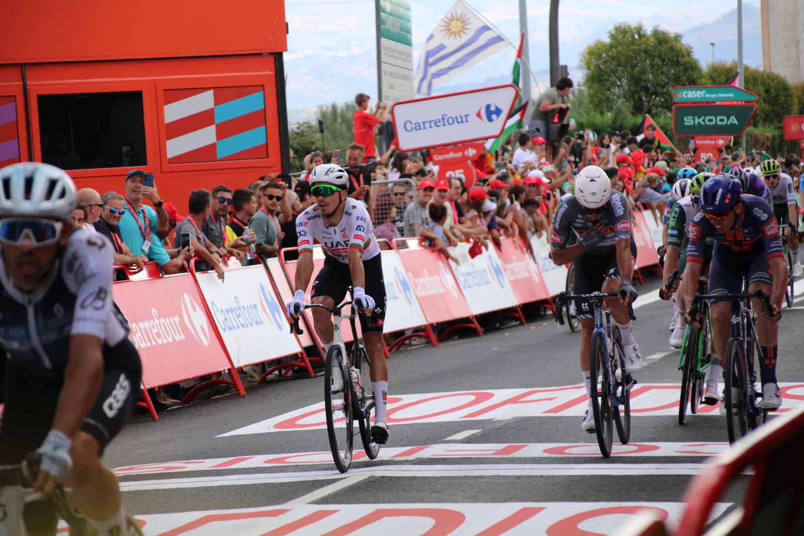 La Vuelta llega a Guijuelo y Philipsen se lleva el esprint