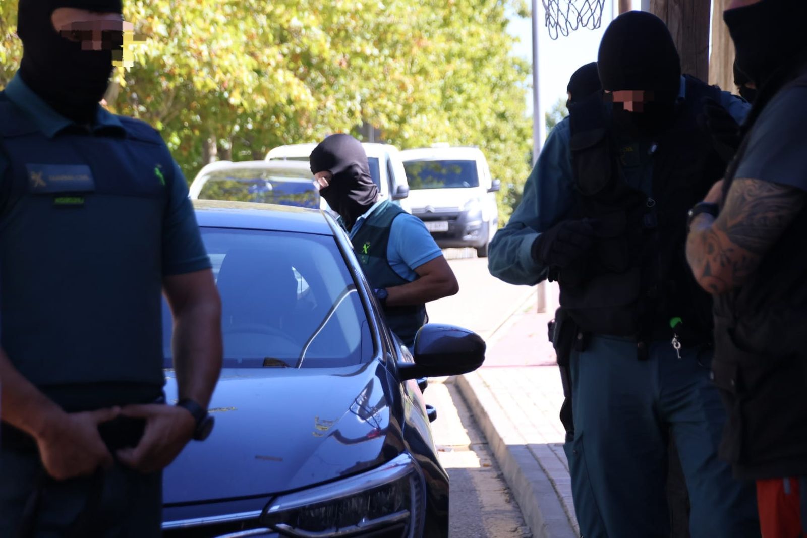 redada-de-la-guardia-civil-en-los-barrios-de-pizarrales-y-el-barrio-blanco-4