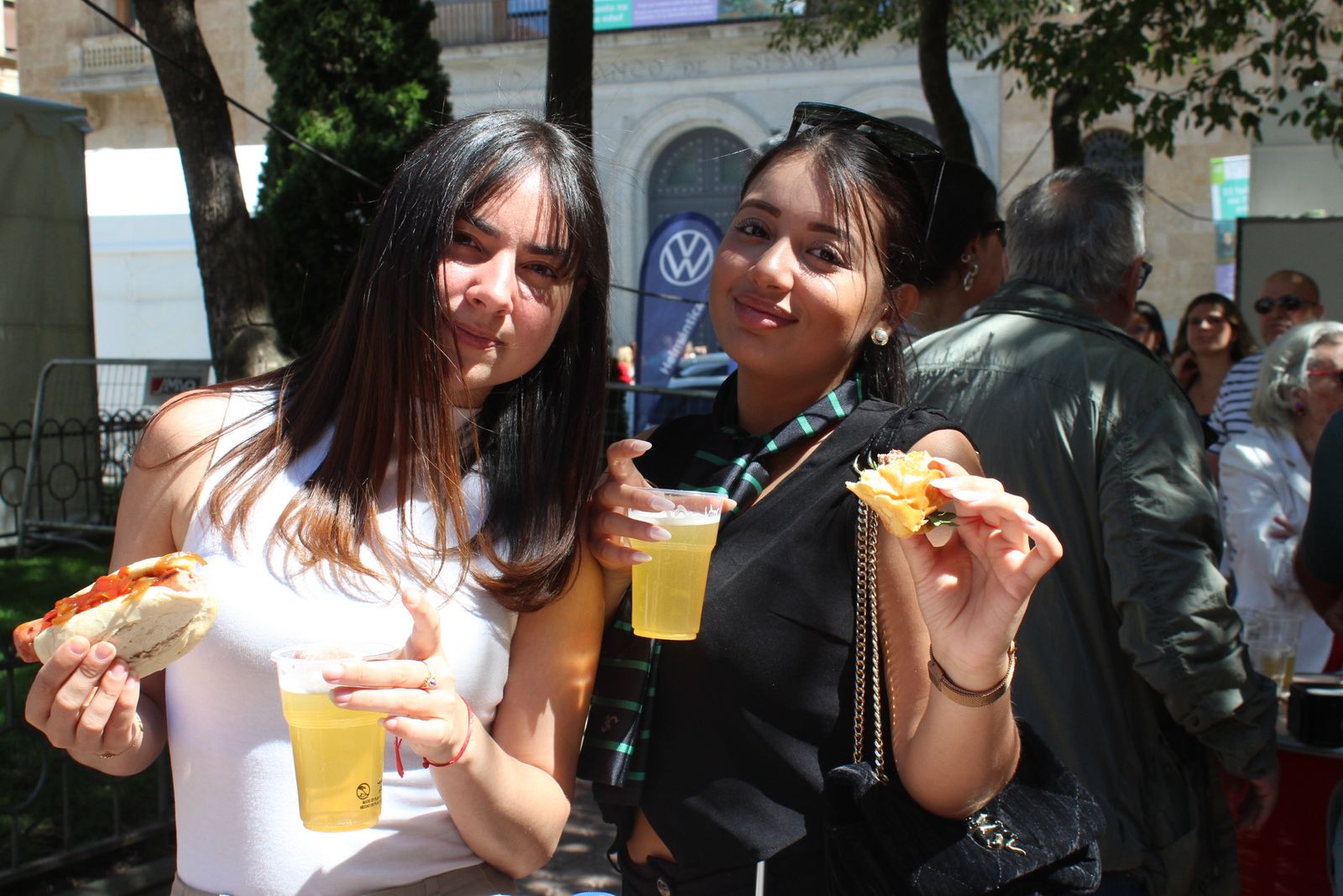 Ambiente en la Feria de Día en el mediodía de este