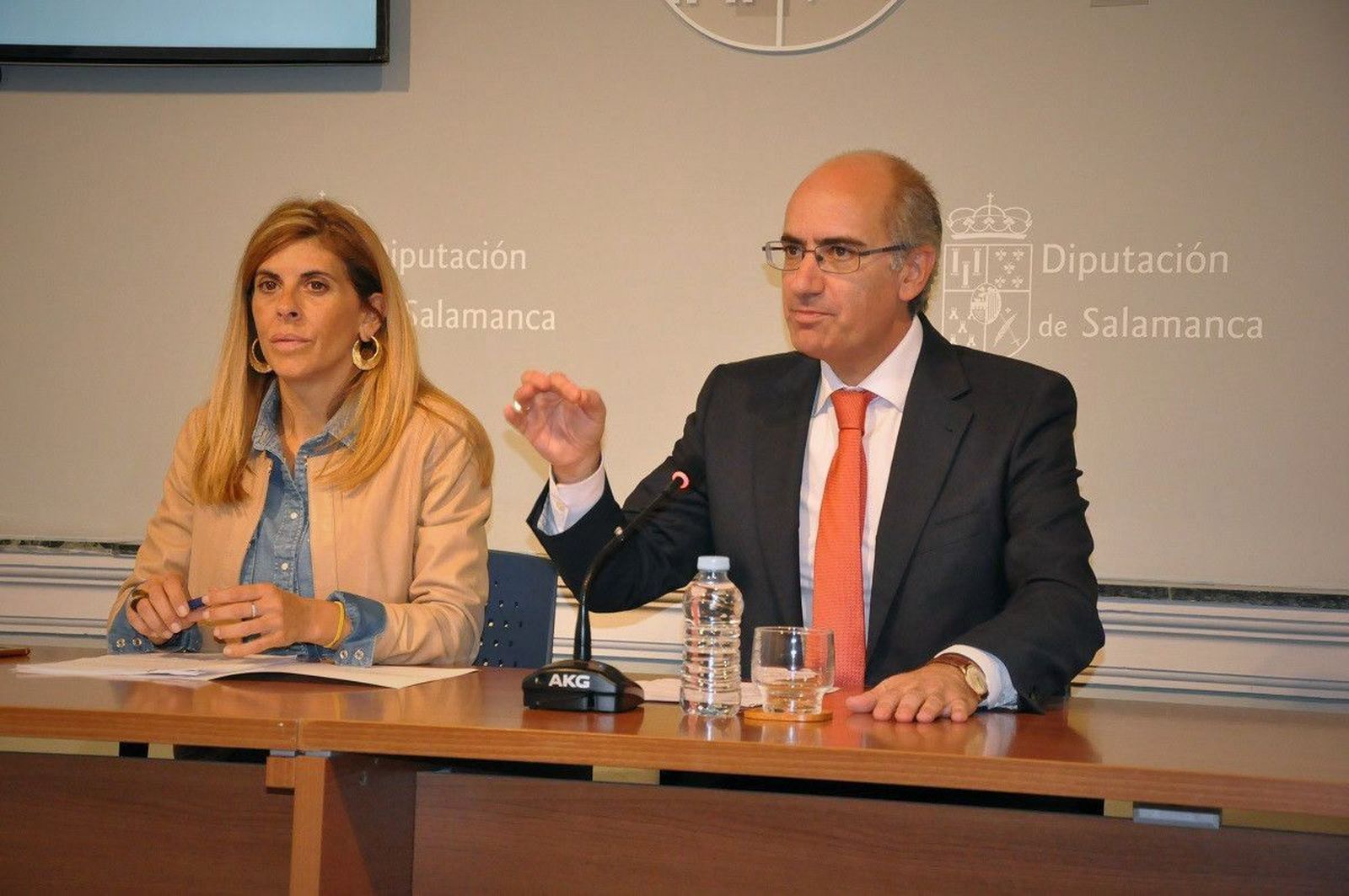 A la izquierda, Chabela de la Torre, que forma parte de este grupo de ocho militantes del PP; a la derecha, el actual presidente del PP de Salamanca, Javier Iglesias