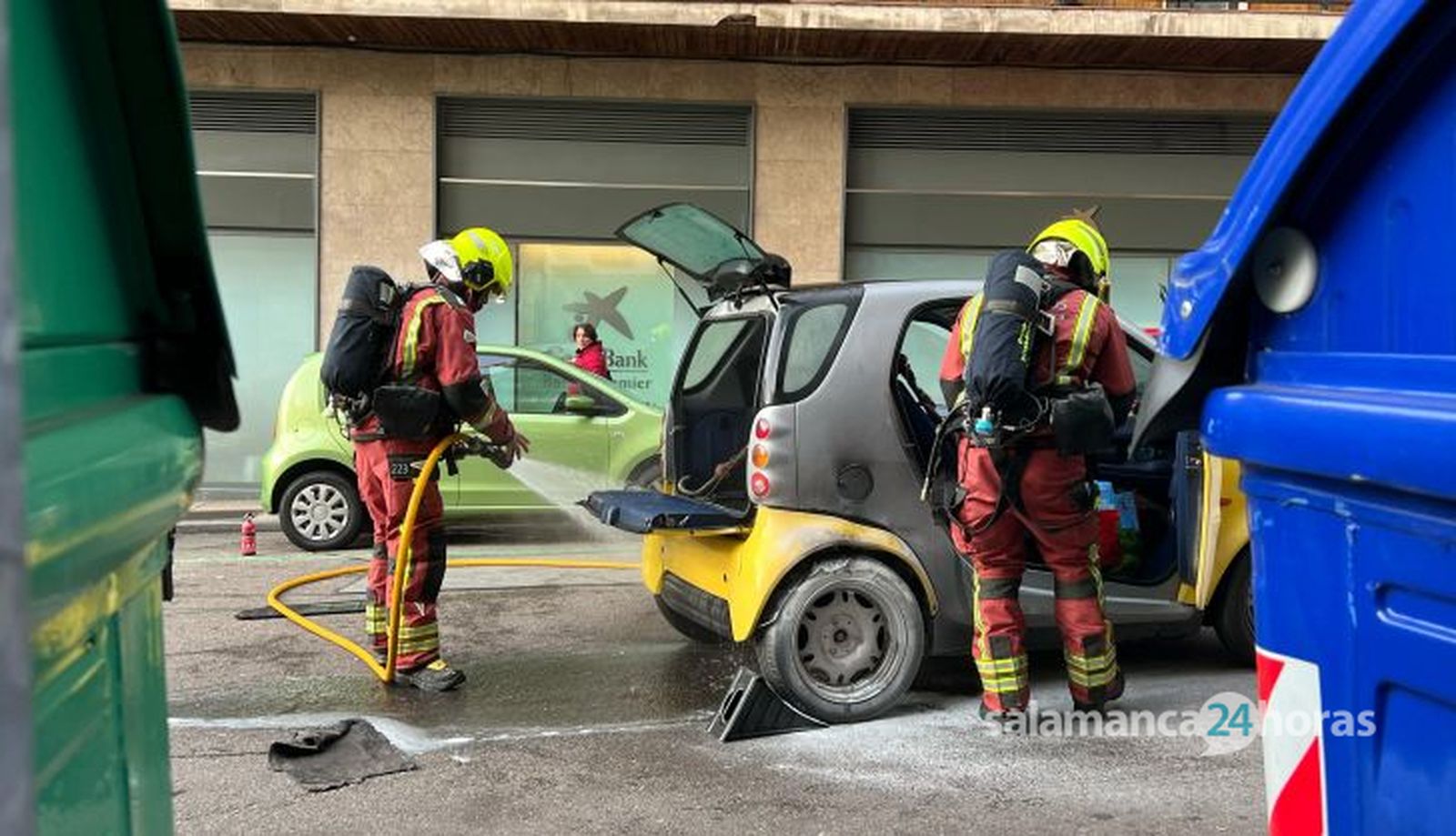 Un vehículo echa a arder en la calle Wences Moreno 