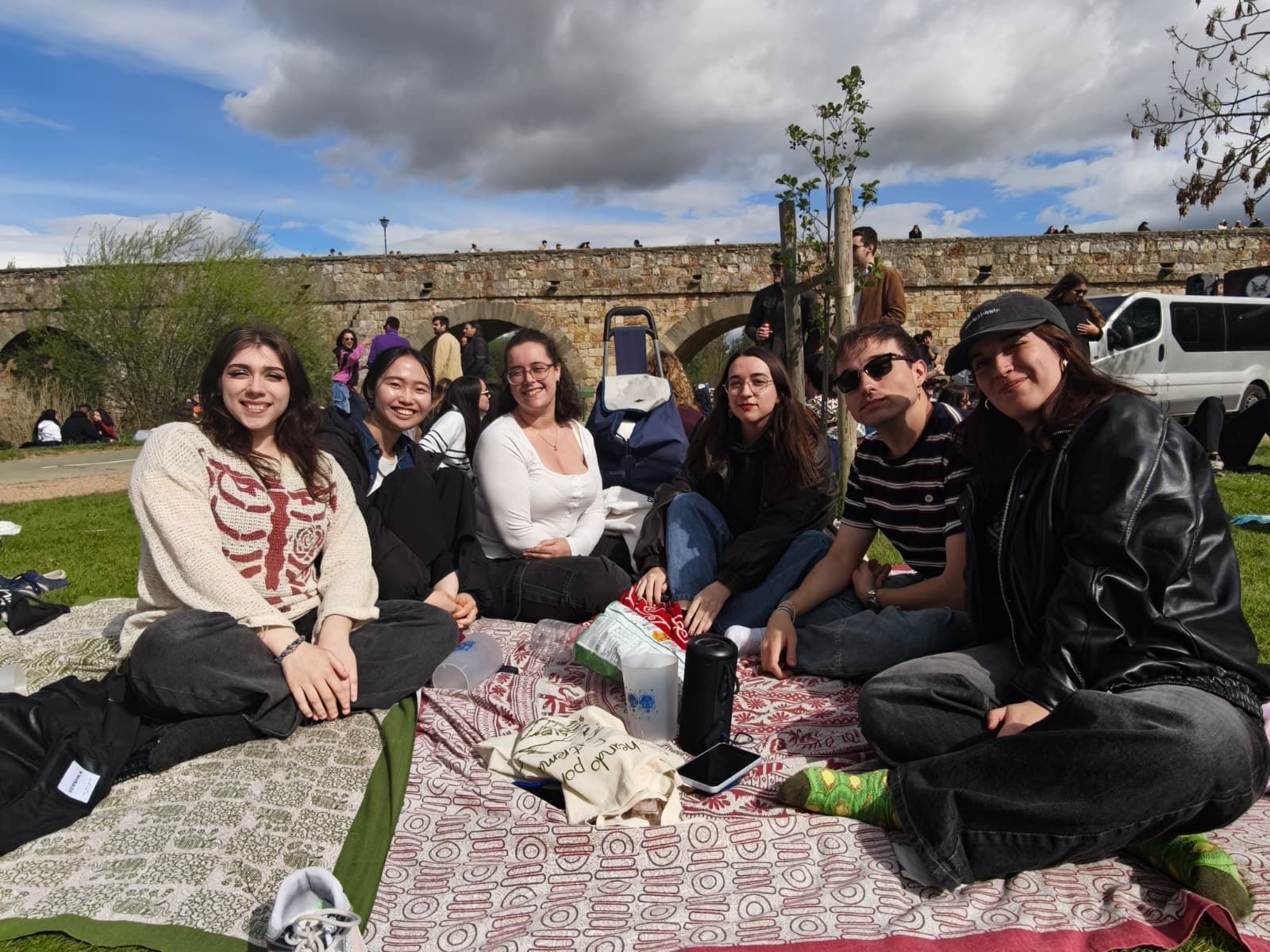 Un multitudinario Lunes de Aguas en Salamanca llena la ribera del Tormes