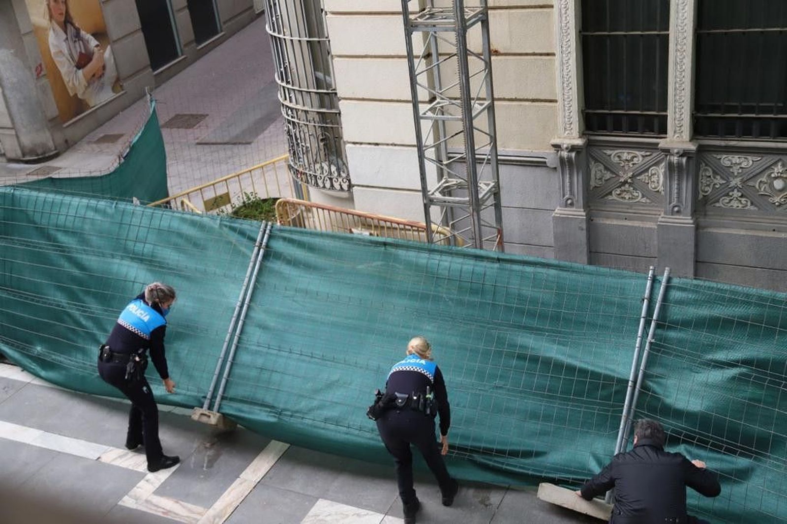 Valla obra viento policia municipal (3)