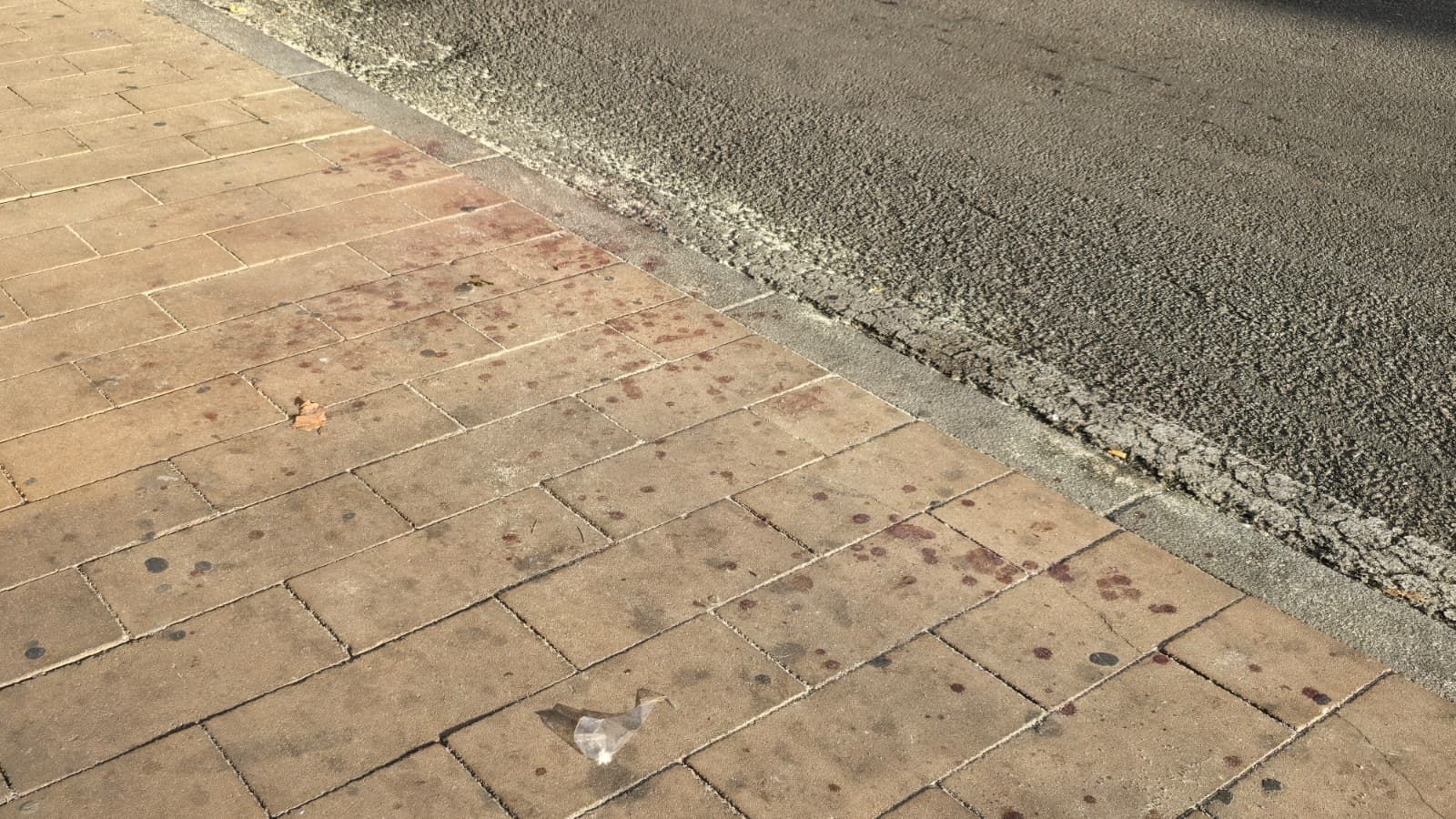 Restos de sangre en el suelo del varón que rompió con la cabeza la ventana de un establecimiento hostelero en la calle Isaac Peral