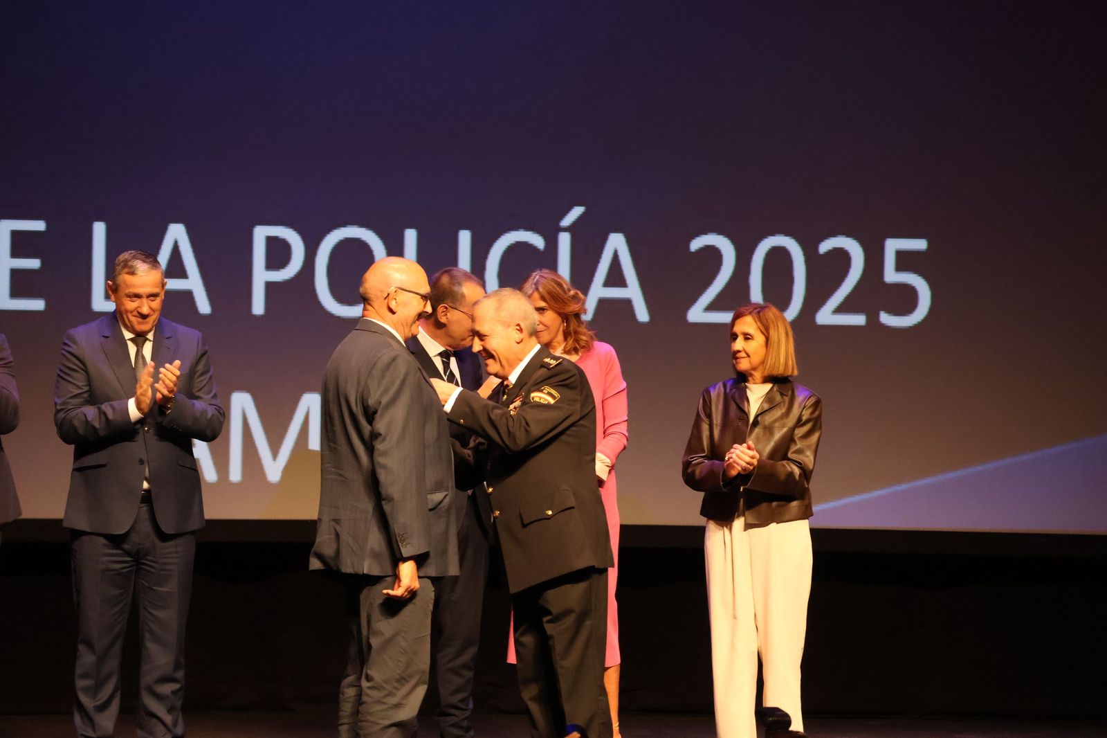 Ceremonia de imposición de condecoraciones a miembros de la Policía Nacional en honor a los Santos Ángeles Custodios