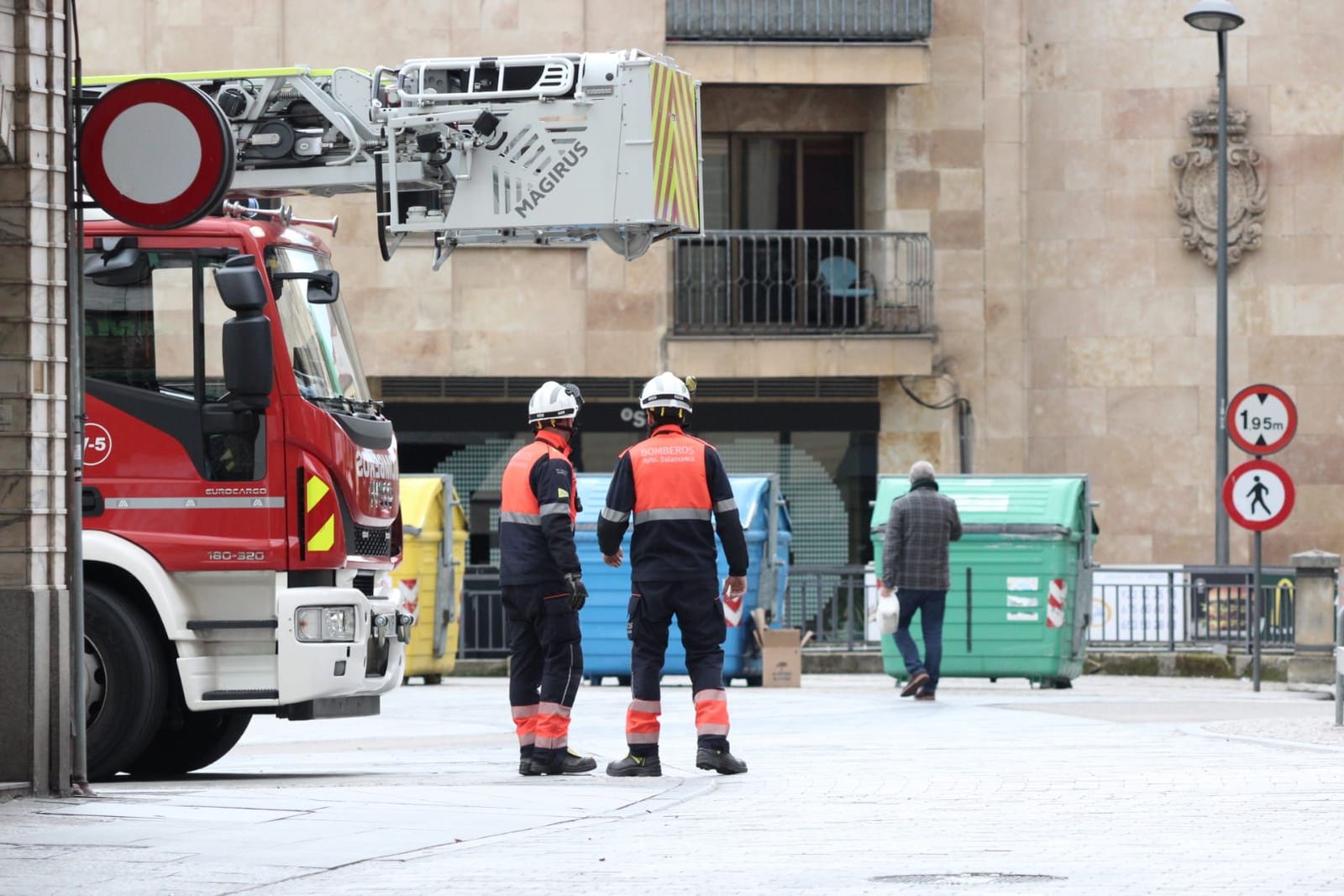 Bomberos movilizados a calle Azafranal. Fotos Andrea M.