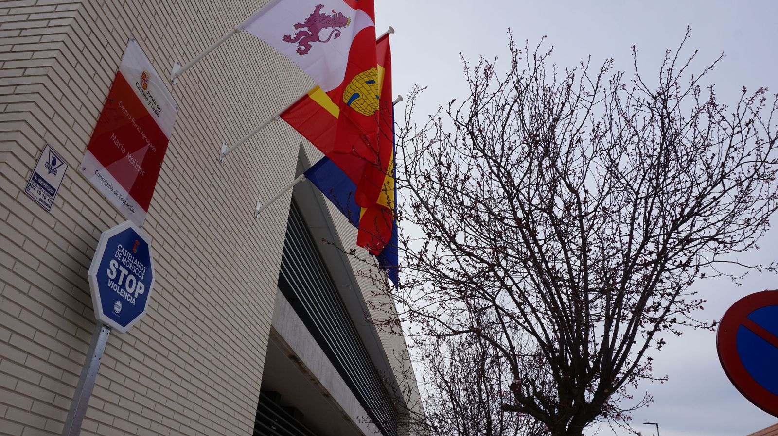 el-director-general-de-centros-e-infraestructuras-jose-migel-saez-visita-la-ultima-fase-al-ceip-maria-moliner-de-castellanos-de-moriscos-53