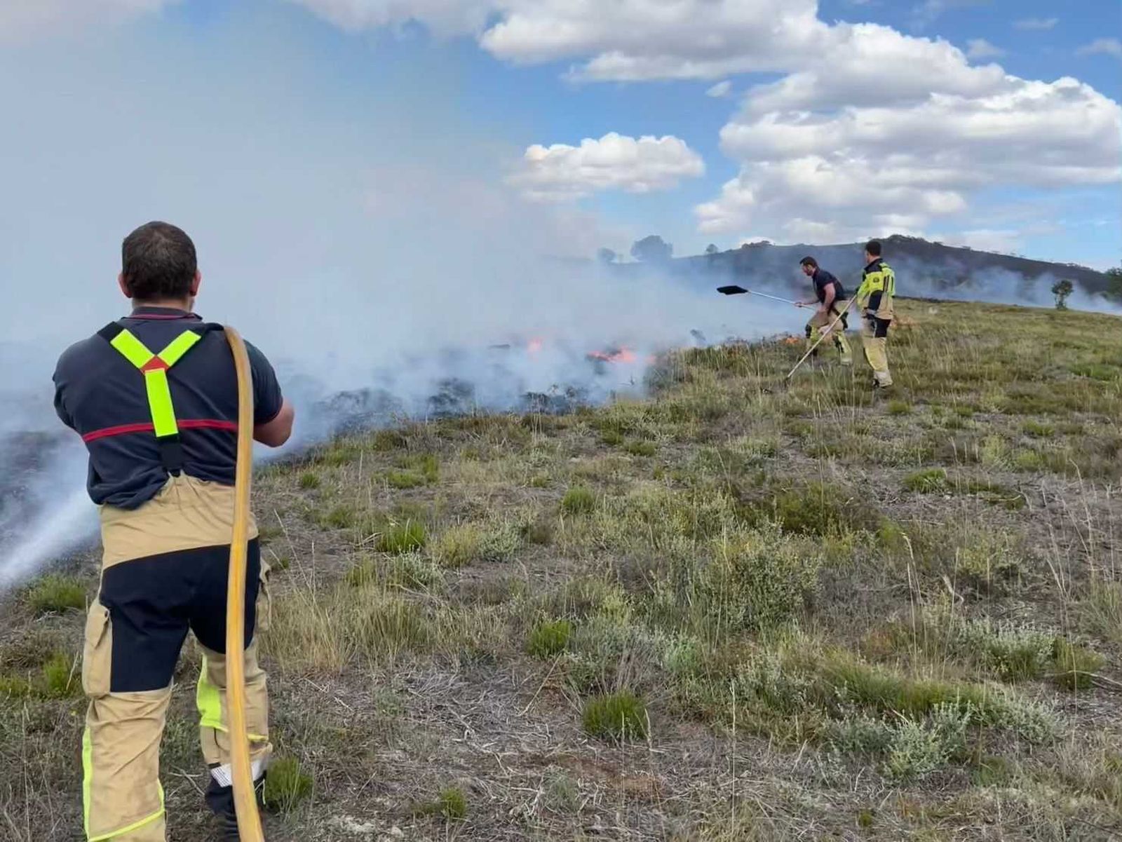 Bomberos en una foto de archivo