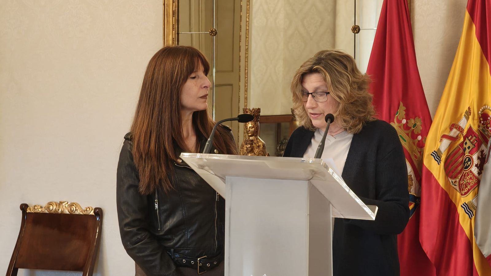 Mercedes Nieto, presidenta de Retina Salamanca, junto a la concejala de Salud Pública, Vega Villar, celebra el Día Mundial de la Visión