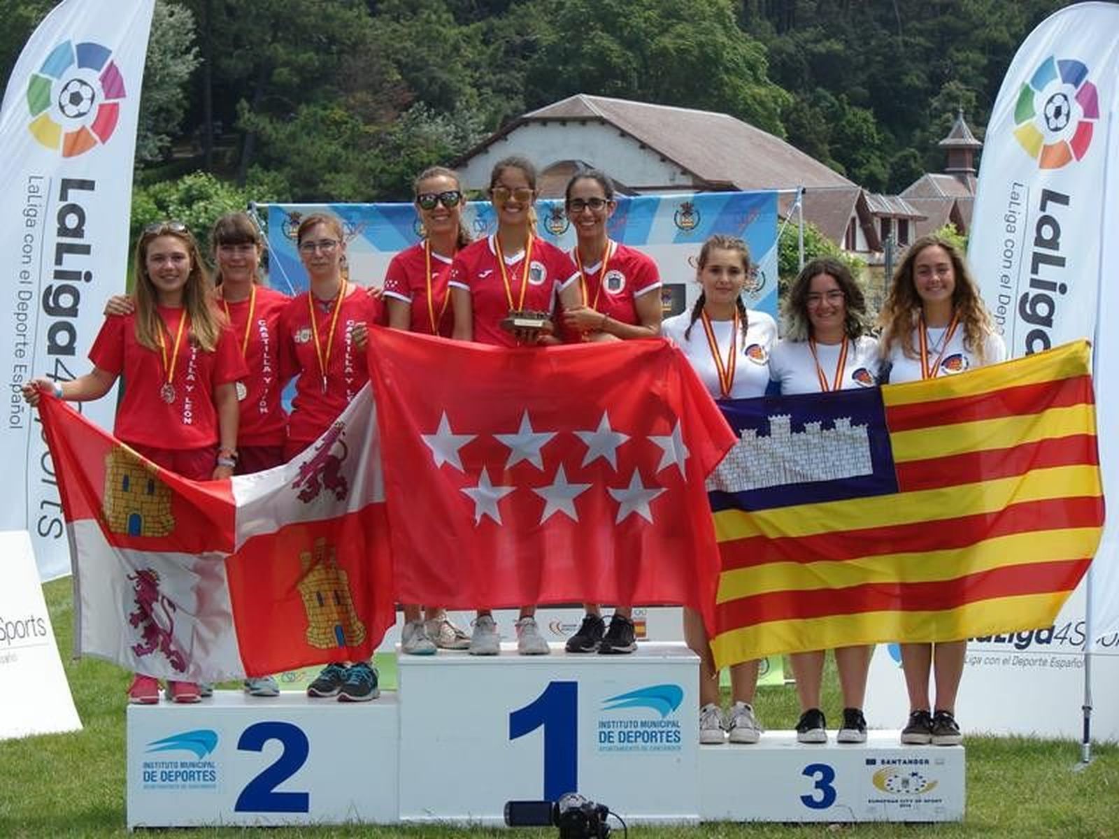 Henar, orgullosa con su medalla en el podio (Copy)