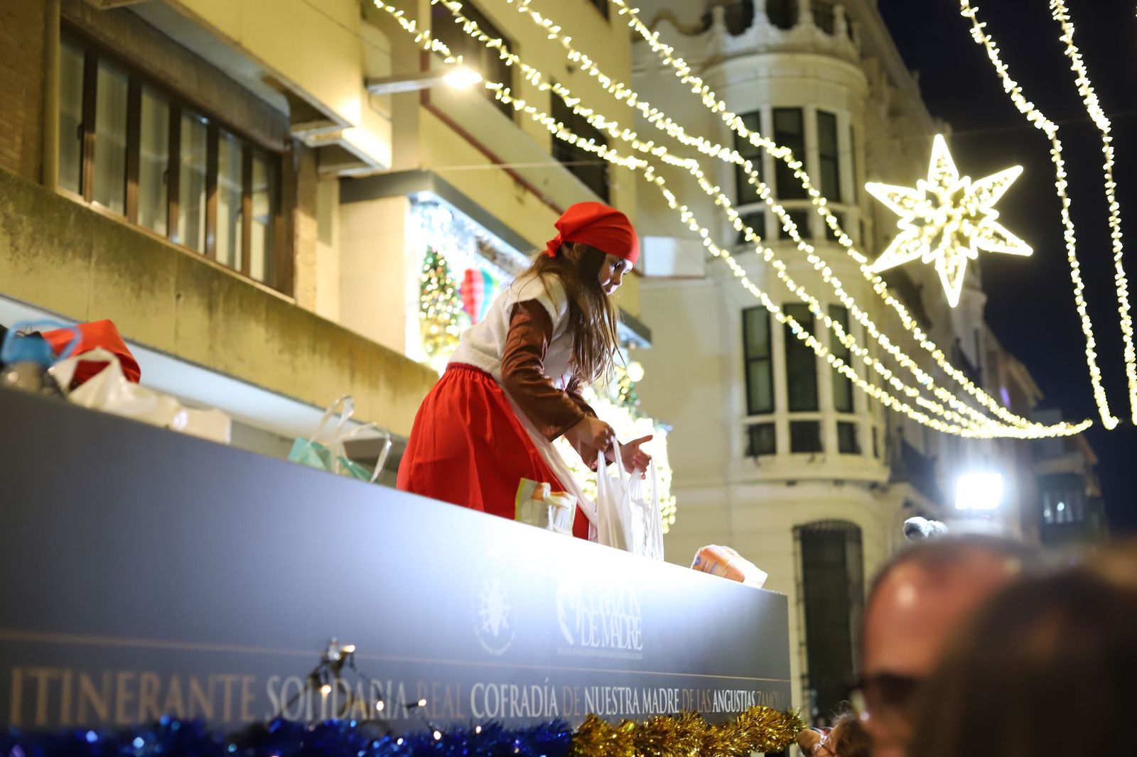 GALERÍA | La Cofradía de Nuestra Madre saca a las calles la Navidad más semanasantera y solidaria