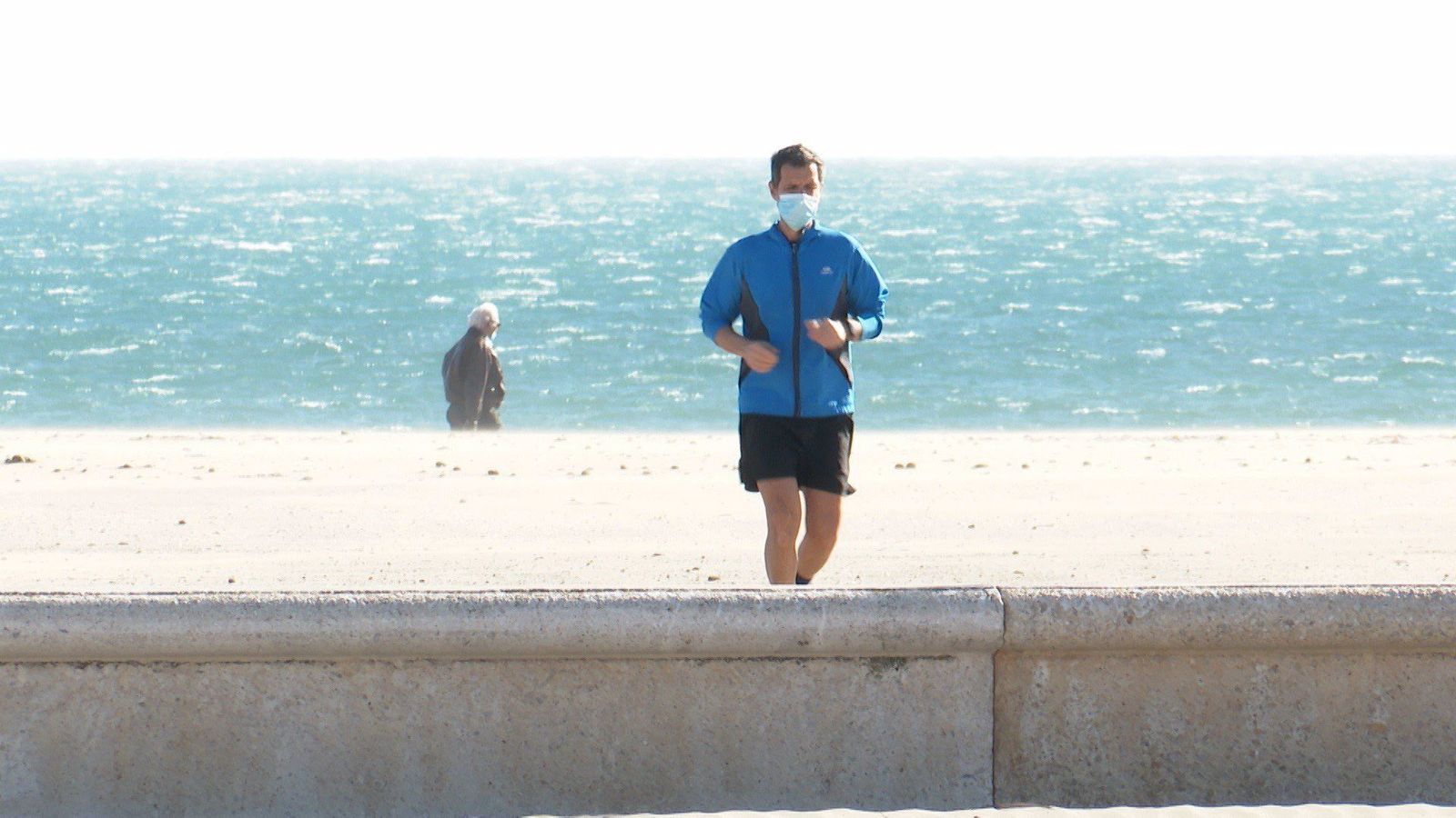Correr con mascarilla es perjudicial para los sistemas respiratorio y cardiovascular, según estudio