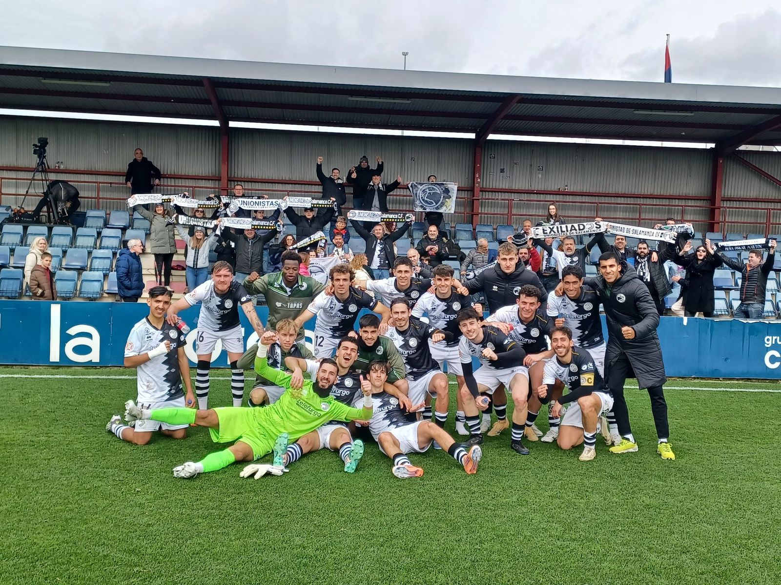 Jugadores y aficionados de Unionistas celebran la victoria en Tajonar