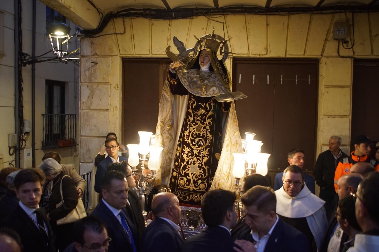 Santa Teresa se despide de los albenses bajo la lluvia