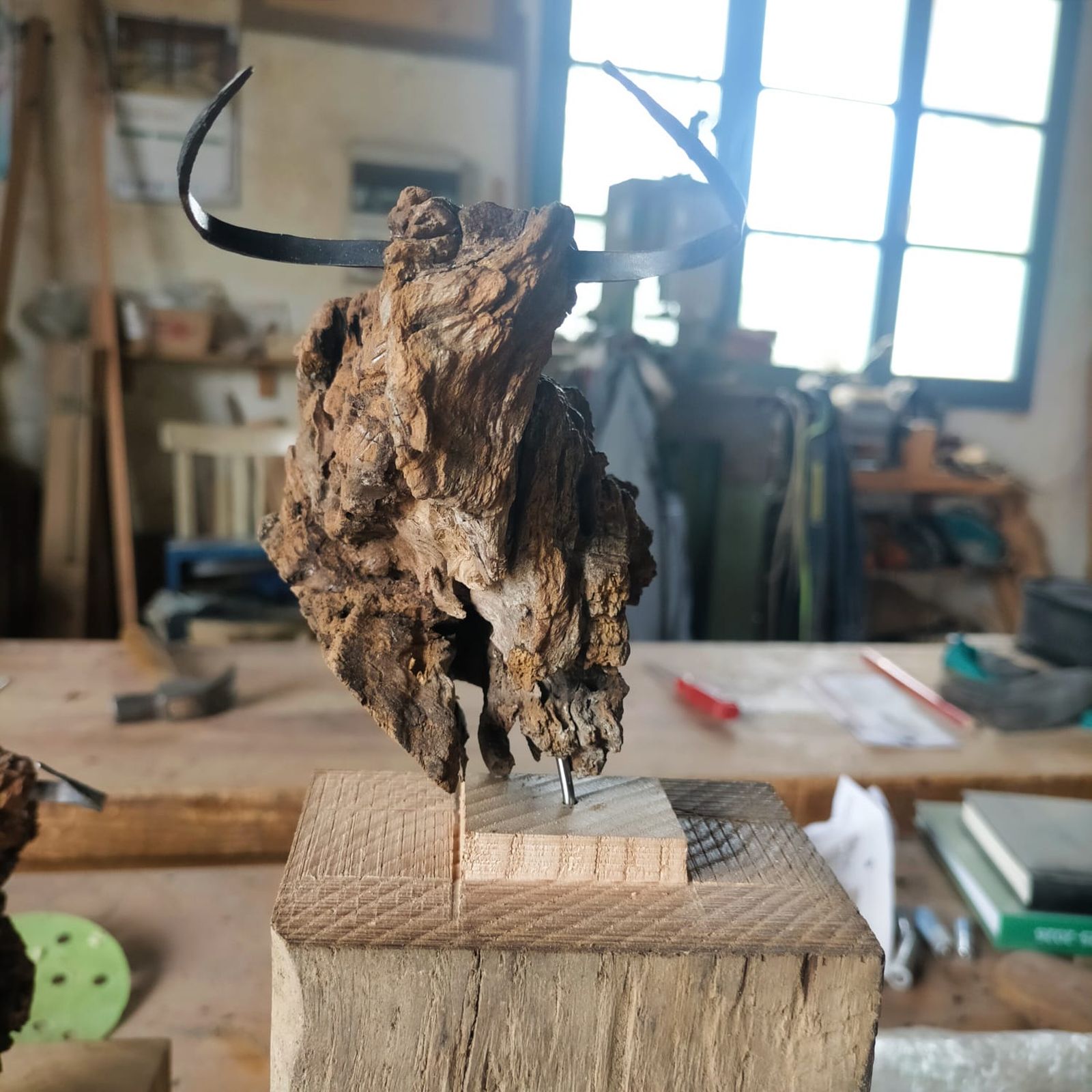 Esculturas con base de madera de encina centenaria y acero de Ángel Martín Carreño, escultor y carpintero de Boadilla que serán expuestas en Las Ventas