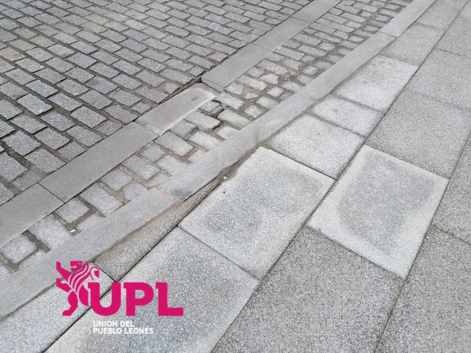 Adoquines sueltos en la cuesta del Piñedo