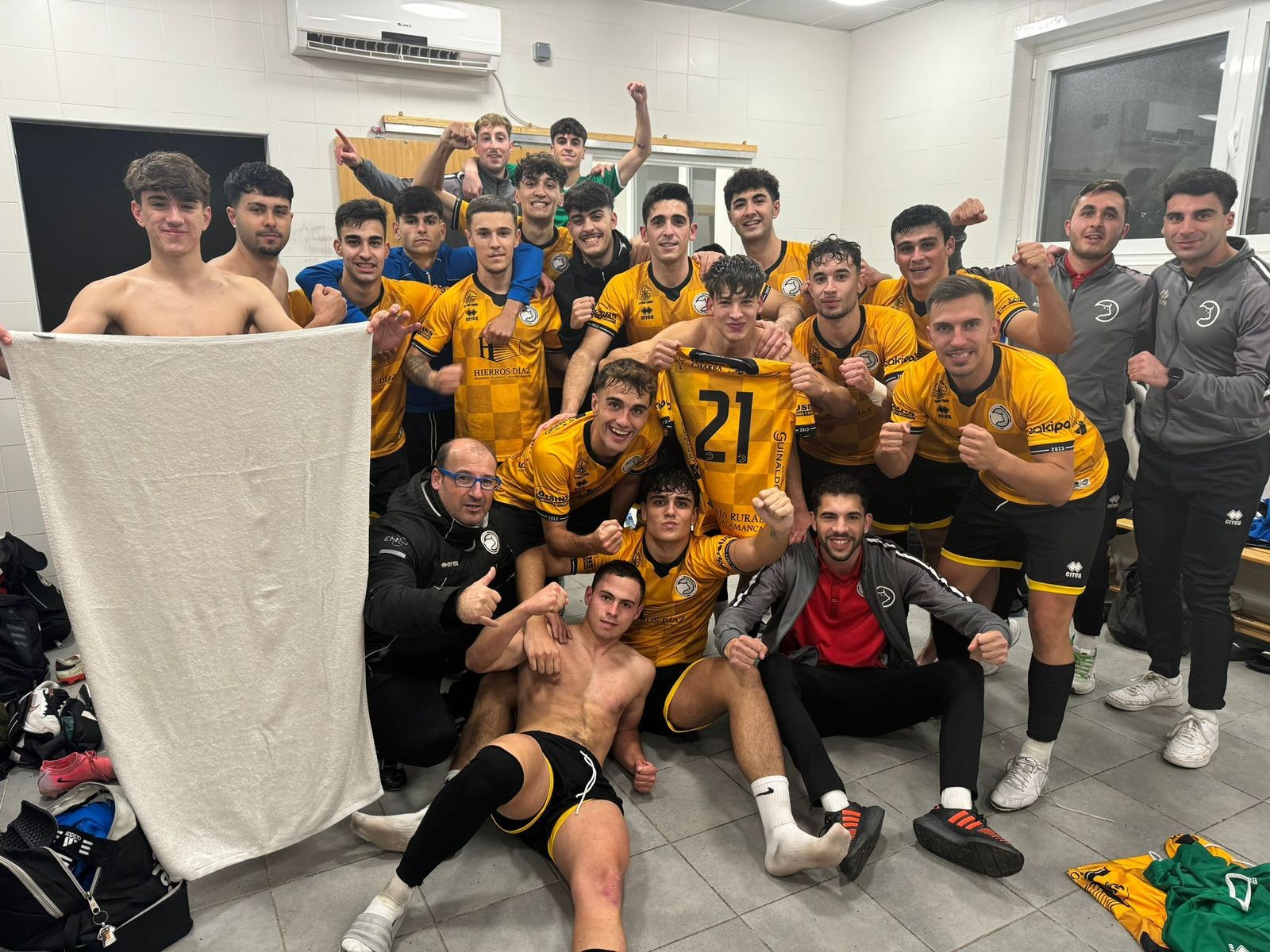 Los jugadores de Unionistas celebran la victoria ante el Béjar Industrial | FOTO UNIONISTAS CF