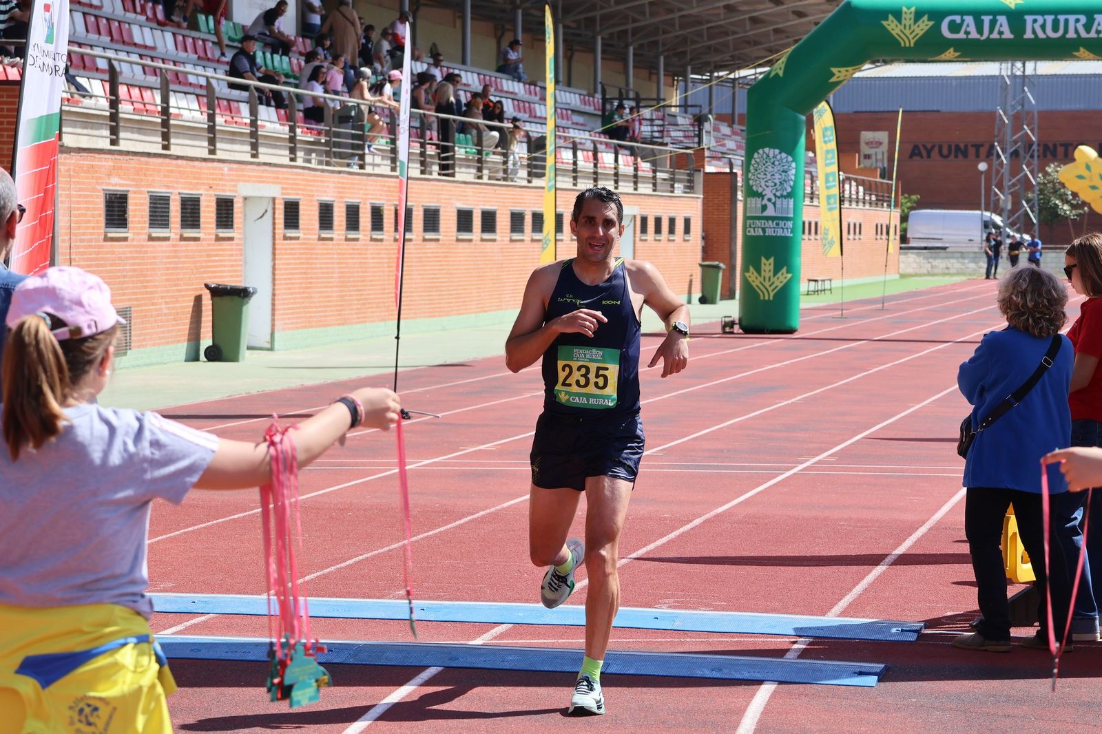 GALERÍA | Revive en imágenes la llegada a meta de los atletas en la Media Maratón de Zamora