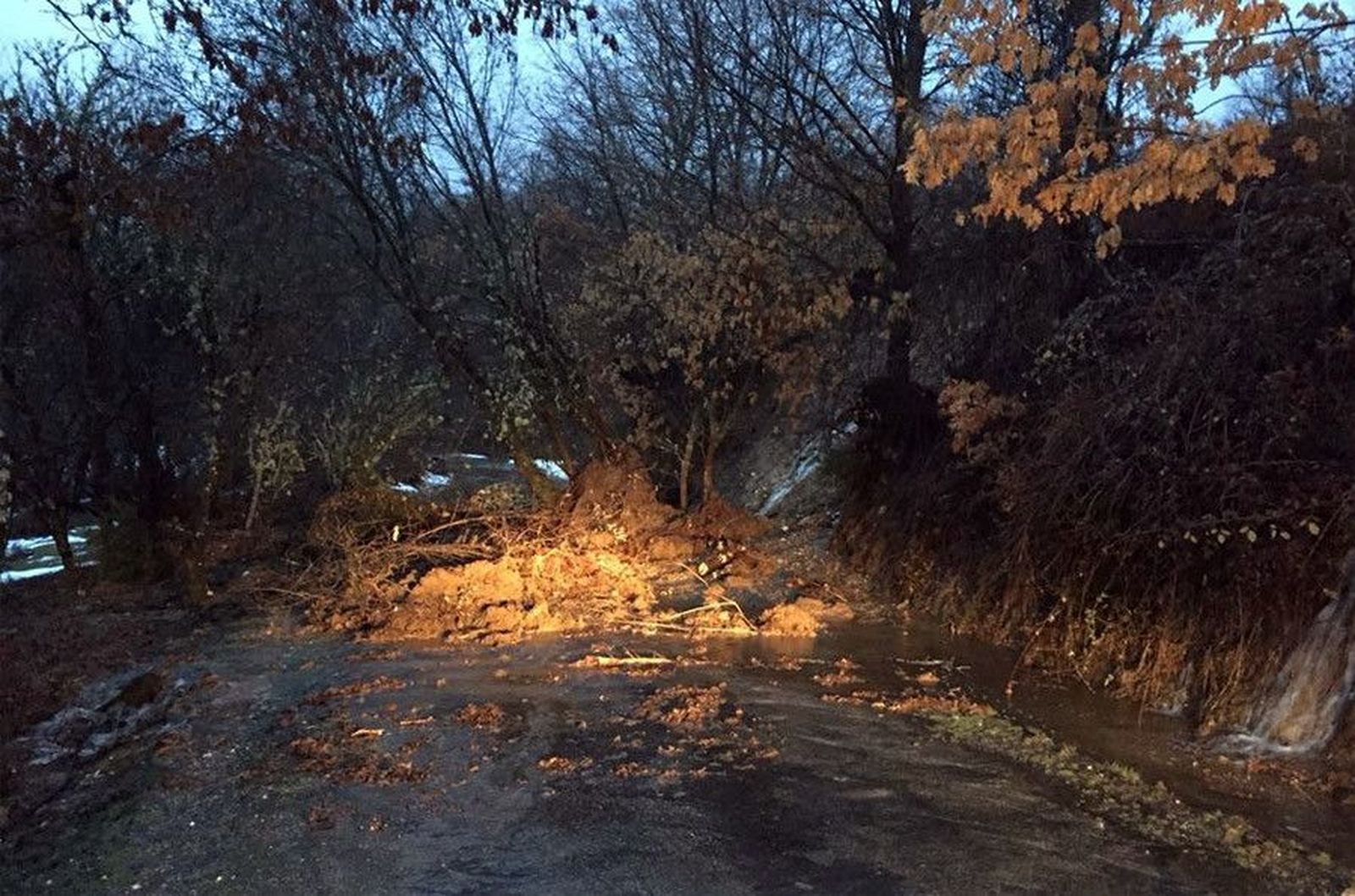 Muro carretera escuredo cortada