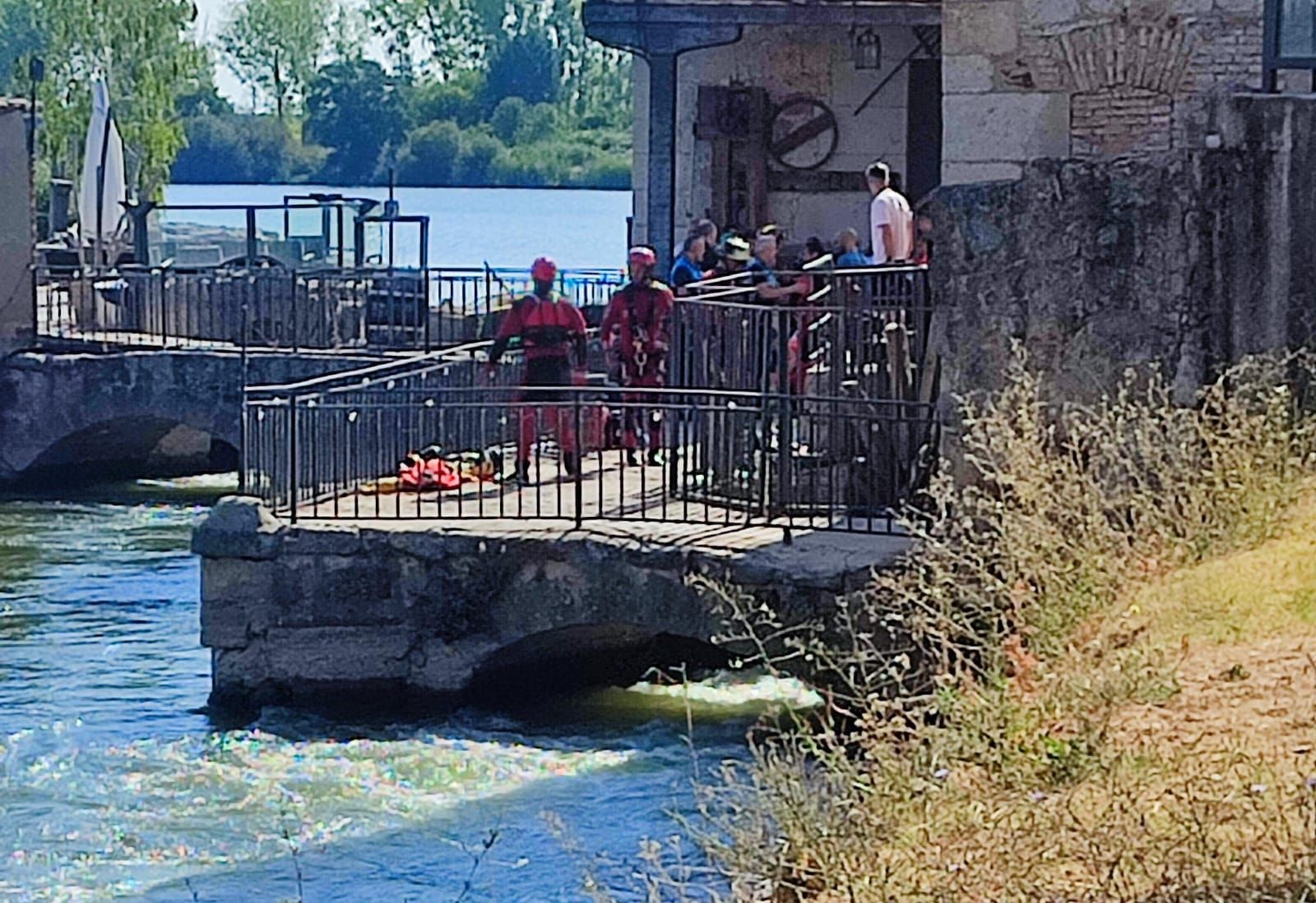 GALERÍA | Amplio despliegue de medios para rescatar a un hombre del río Duero en Zamora capital
