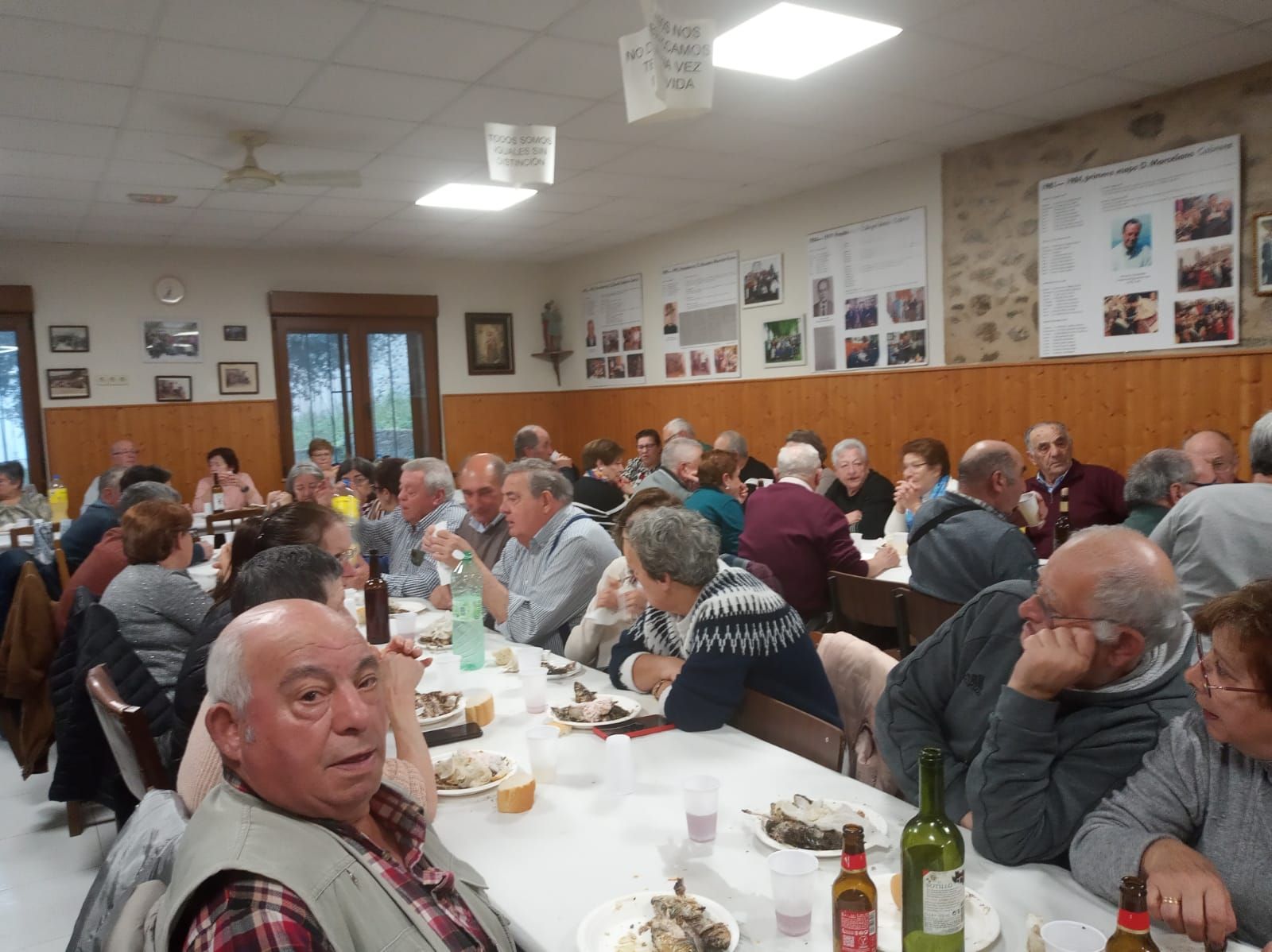 Los mayores de Ledesma disfrutan de sardinas asadas y vino