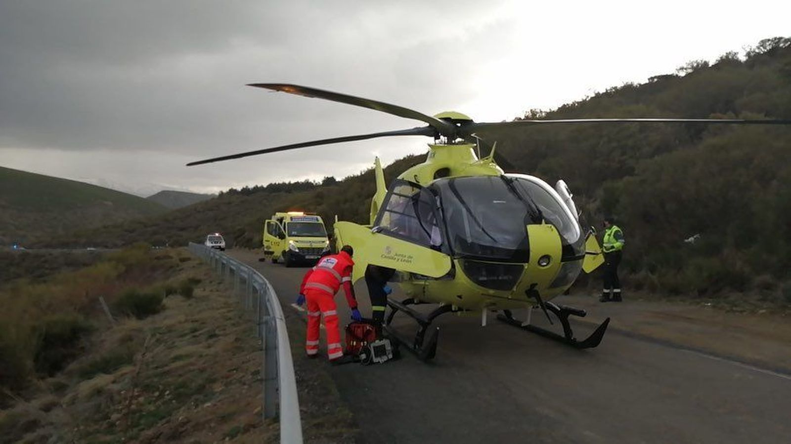 Los efectivos de Sacyl y la Guardia Civil atienden al motorista herido en Navacepeda de Tormes. | FOTO: HELICÓPTERO MEDICALIZADO DE SALAMANCA