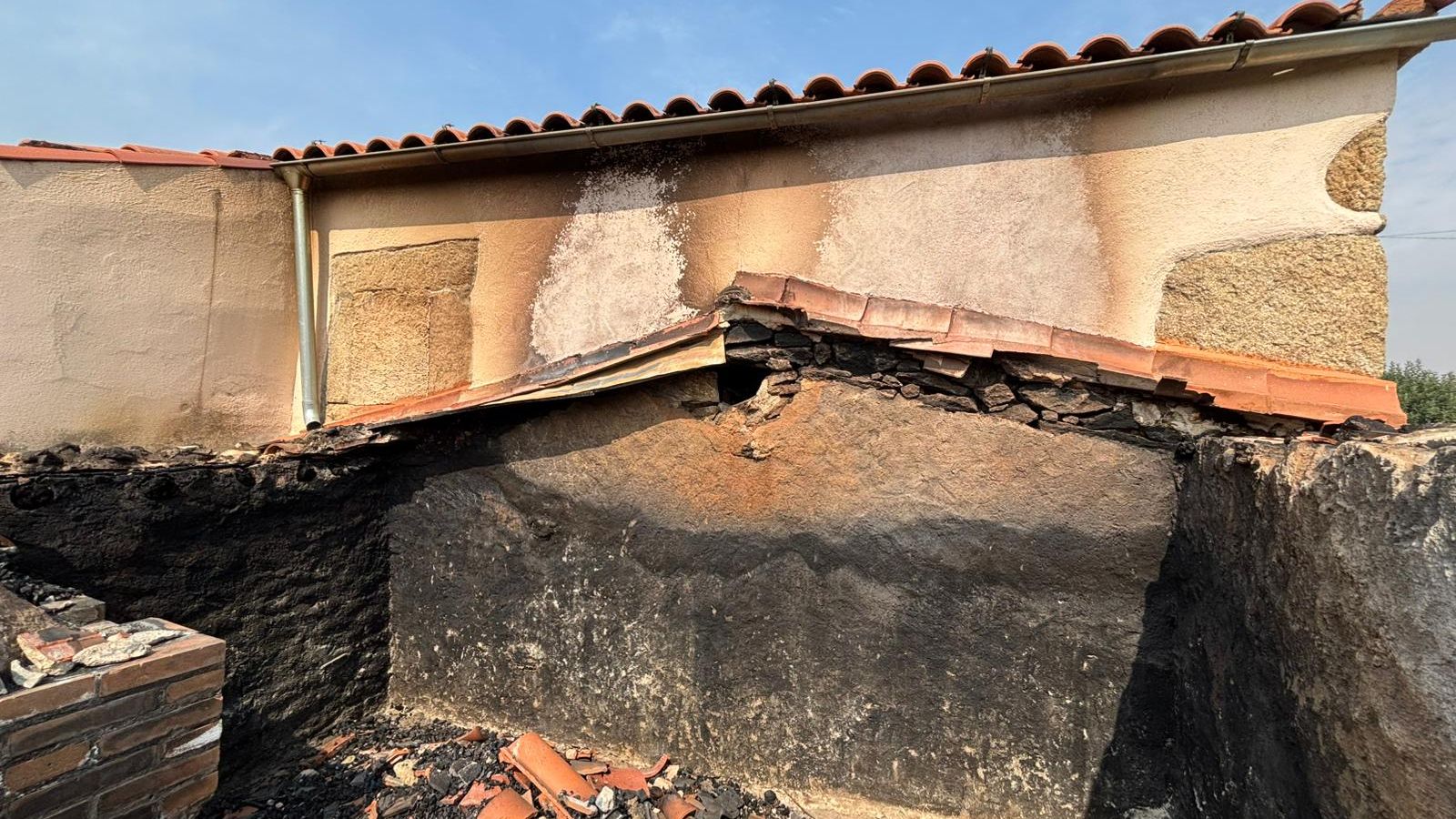 Casa quemada en Cerezal de Puertas por el incendio de Cipérez (5).jpeg