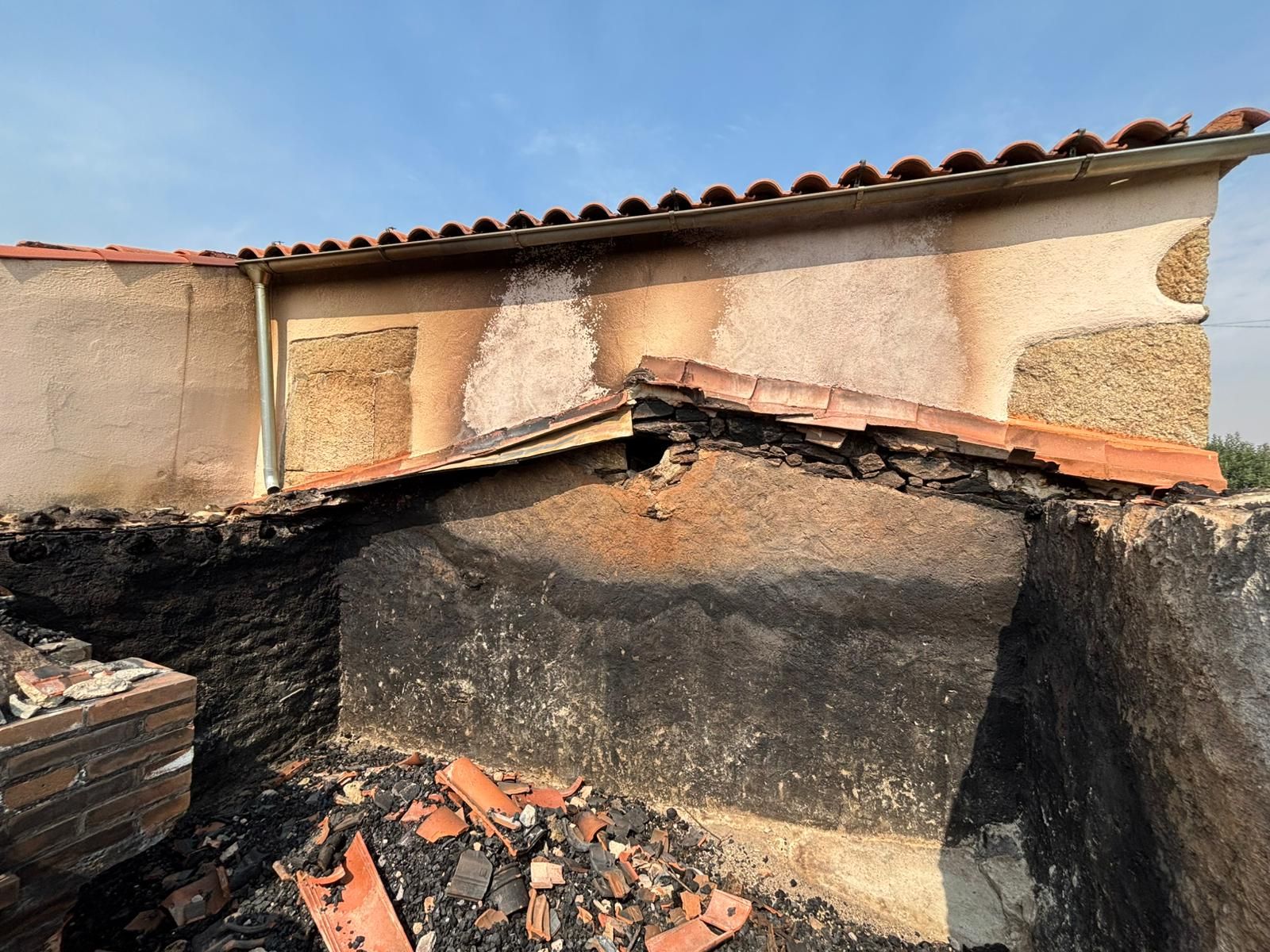 Casa quemada en Cerezal de Puertas por el incendio de Cipérez (5).jpeg