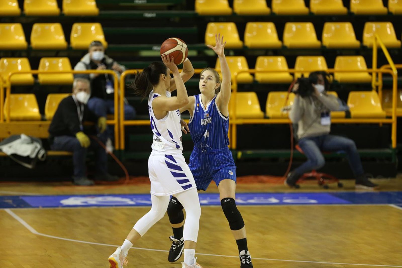 Samuelson defiende ante Izmit.