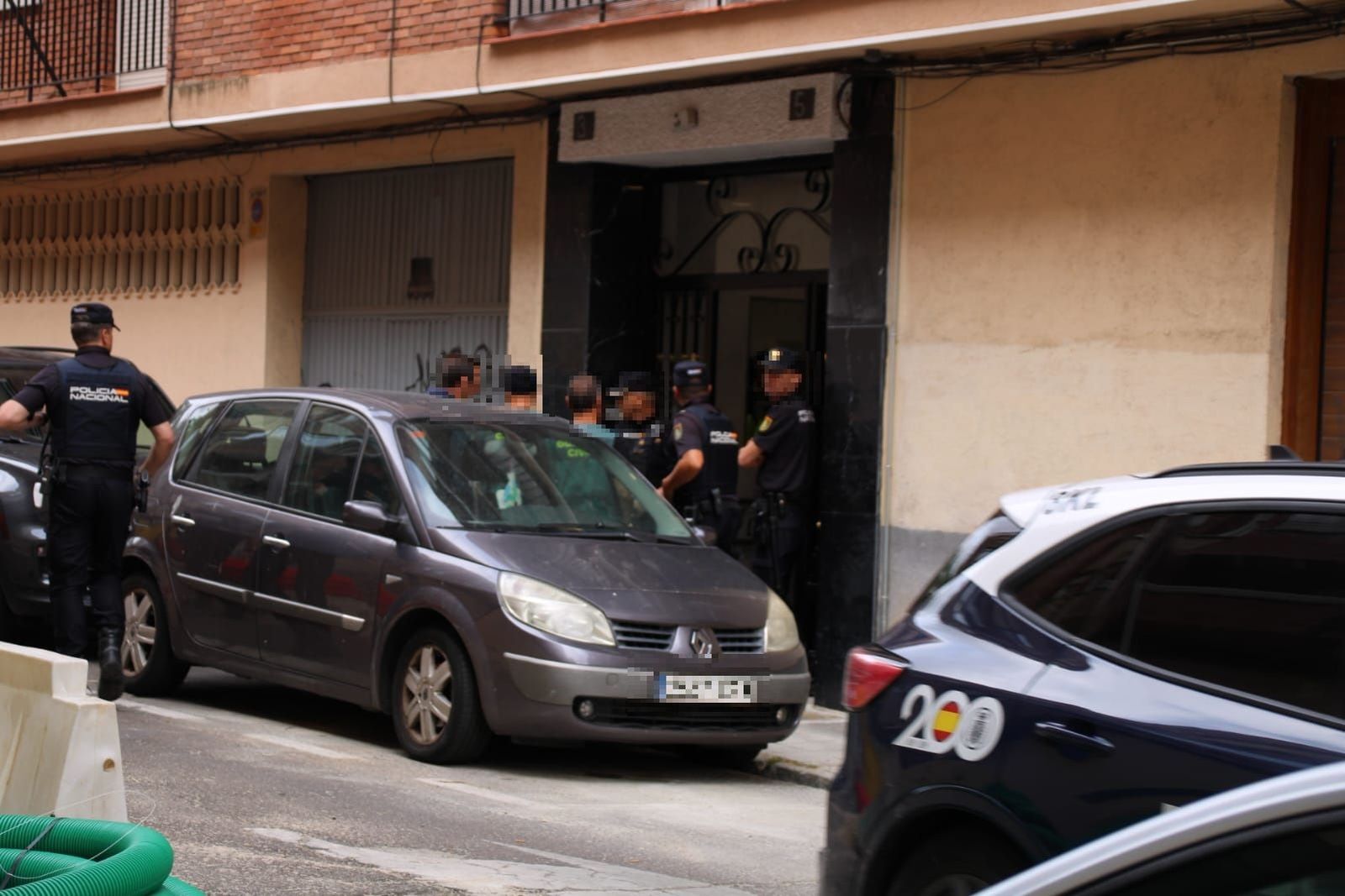 policia-nacional-inspeccionando-una-vivienda-en-la-calle-peru-2